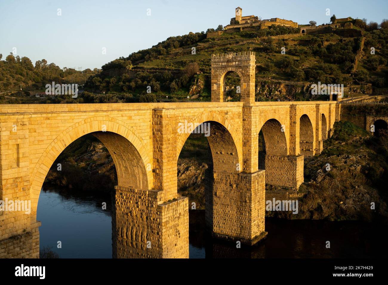 SIMON DAVAL / MAXPPP - Illustration, Region d'Estremadure, Espagne, fevrier 2022 - Village d'Alcantara et son pont Romain en camping-car - SPANIEN 2022 Stockfoto