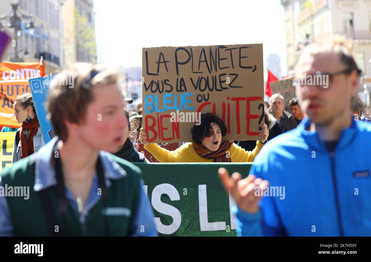 ©PHOTOPQR/LA PROVENCE/VALERIE VREL ; Marseille ; 09/04/2022 ; Manifestation sur le Vieux-Port contre le réchauffement climatique , pour la Justice sociale . Pour la paix. märz für das Klima in Marseille am 9. April 2022 Stockfoto