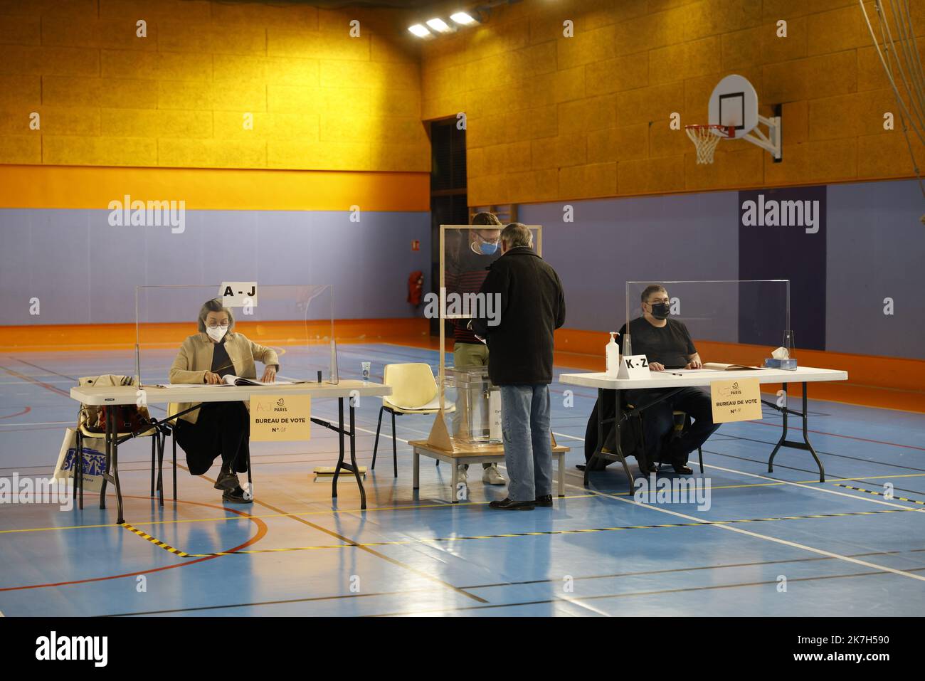 ©PHOTOPQR/LE PARISIEN/olivier corsan ; Paris ; 10/04/2022 ; Paris, Frankreich, le 10 April 2022. Les bureaus de vote 18 et 19 du IXe Arrondissement de Paris ont ouvert à 8h de matin alors que la pandémie du COVID-19 ou coronavirus est toujours d'actualité et l'Enthaltung lors de de ce Premier Tour est redoutée. MAG2022 erste Runde der Präsidentschaftswahlen 2022 in Frankreich. Abfragestation Stockfoto