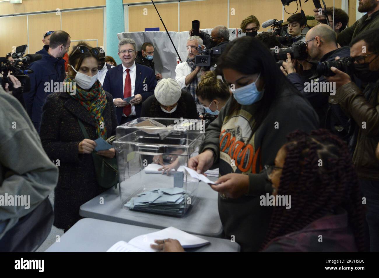 â©PHOTOPQR/LA PROVENCE/FRANCK PENNANT ; Marseille ; 10/04/2022 ; Wahl presidentielle 2022 - 1 er Tour Vote de Jean Luc Melenchon , Candidat La France Insoumise (LFI) , a l'ecole maternelle des Dames (2e) Präsidentschaftswahl 2022, erste Runde Abstimmung Stockfoto