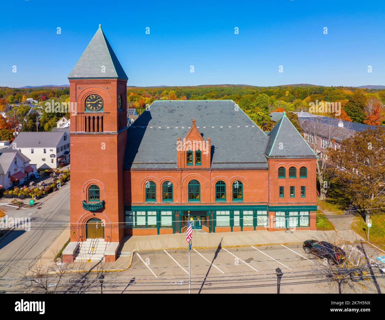 Die Brewster Memorial Hall ist heute das Rathaus an der 84 S Main Street im historischen Stadtzentrum von Wolfeboro, New Hampshire, NH, USA. Stockfoto