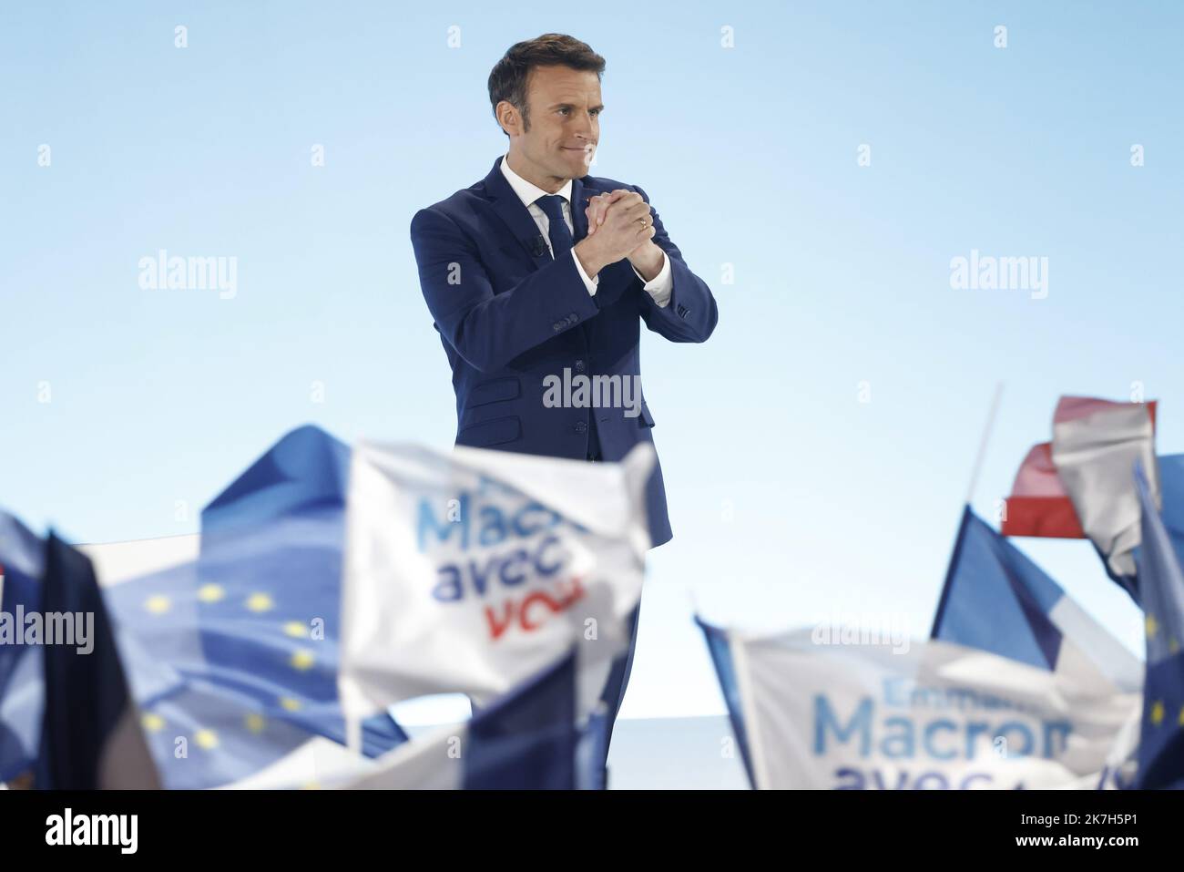 ©PHOTOPQR/LE PARISIEN/olivier corsan ; Paris ; 10/04/2022 ; Paris, Frankreich, le 10 April 2022. Emmanuel Macron, le President-Candidat de LREM La République en Marche à l'élection présidentielle a réuni pour cette soirée du Premier Tour ses soutiens dans le Hall 6 du Parc d'Exposition de la Porte de Versailles. MAG2022 Emmanuel Macron, der Präsidentschaftskandidat von LREM La République en Marche bei den Präsidentschaftswahlen, versammelte seine Anhänger für diesen Abend der ersten Runde in Halle 6 des Ausstellungszentrums Porte de Versailles. Stockfoto