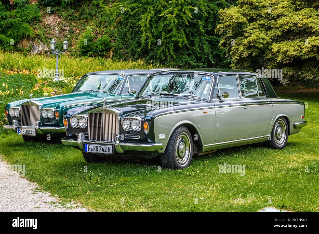 BADEN BADEN, DEUTSCHLAND - JULI 2019: Schwarz silber grau ROLLS-ROYCE SILVER SHADOW Limousine 1965 1980, Oldtimer-Treffen im Kurpark. Stockfoto