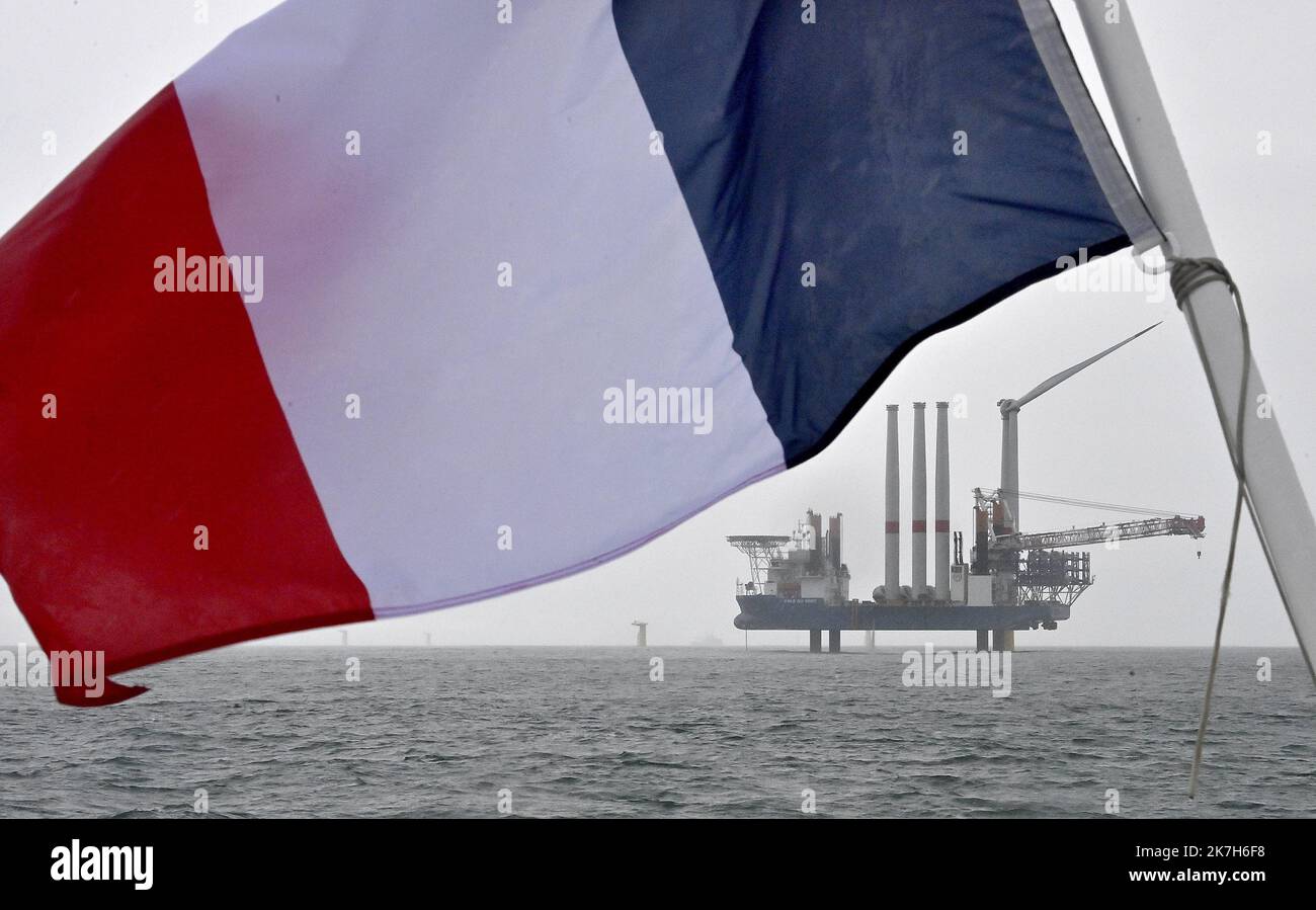 ©PHOTOPQR/OUEST FRANKREICH/Jerome Fouquet ; SAINT NAZAIRE ; 12/04/2022 ; Loire Atlantique. Pose de la première éolienne en mer du parc éolien de Saint Nazaire. CE site est le Premier Parc éolien en France. Foto: Jerome Fouquet/Ouest-France - Installation der ersten Offshore-Windkraftanlage im Windpark Saint Nazaire Stockfoto