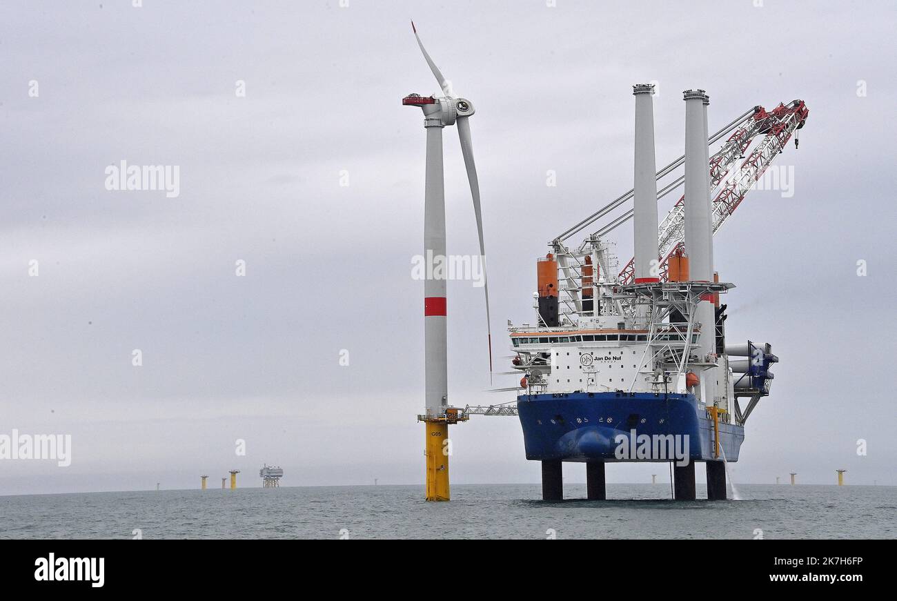 ©PHOTOPQR/OUEST FRANKREICH/Jerome Fouquet ; SAINT NAZAIRE ; 12/04/2022 ; Loire Atlantique. Pose de la première éolienne en mer du parc éolien de Saint Nazaire. CE site est le Premier Parc éolien en France. Foto: Jerome Fouquet/Ouest-France - Installation der ersten Offshore-Windkraftanlage im Windpark Saint Nazaire Stockfoto