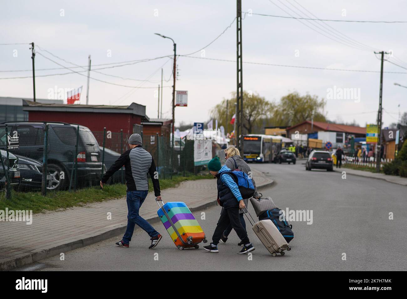 ©PHOTOPQR/VOIX DU Nord/PASCAL BONNIERE ; 15/04/2022 ; MEDYKA ( POLOGNE ) 15.04.2022 Les ukrains rejoignent leur pays a la frontiere de Medyka , alors que le pays est toujours en guerre et que celui ci subit de nouveaux bombardements russes . Frontiere entre la Pologne et L Ukraine . Camps humanitaire cote Pollonais . FOTO PASCAL BONNIERE / LA VOIX DU Nord - Medyka, Polen, april 15. 2022 ukrainer fliehen aus ihrem Land, als die russische Armee wochenlang die Ukraine angreift Stockfoto