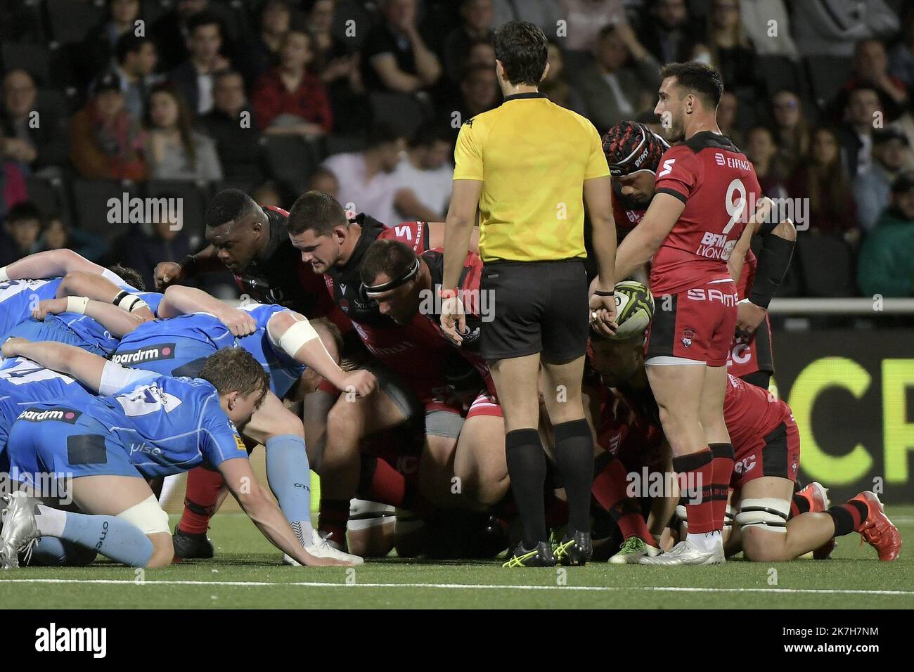 ©PHOTOPQR/LE PROGRES/Maxime JEGAT - Lyon 15/04/2022 - Rugby - Challenge Cup- Lyon reçoit Worcester à Lyon le 15 avril 2022 -Les avants du LOU avec Demba Bamba, Guillaume Marchand et Jerome Rey (LOU) au cours du match entre le LOU Rugby (en Rouge) et les Worcester Warriors (en bleu) au Matmut Stadium de Gerland à Lyon et comptant pour les huitièmes de finale du Challenge Cup, la petite Coupé d'Europe de Rugby. Stockfoto