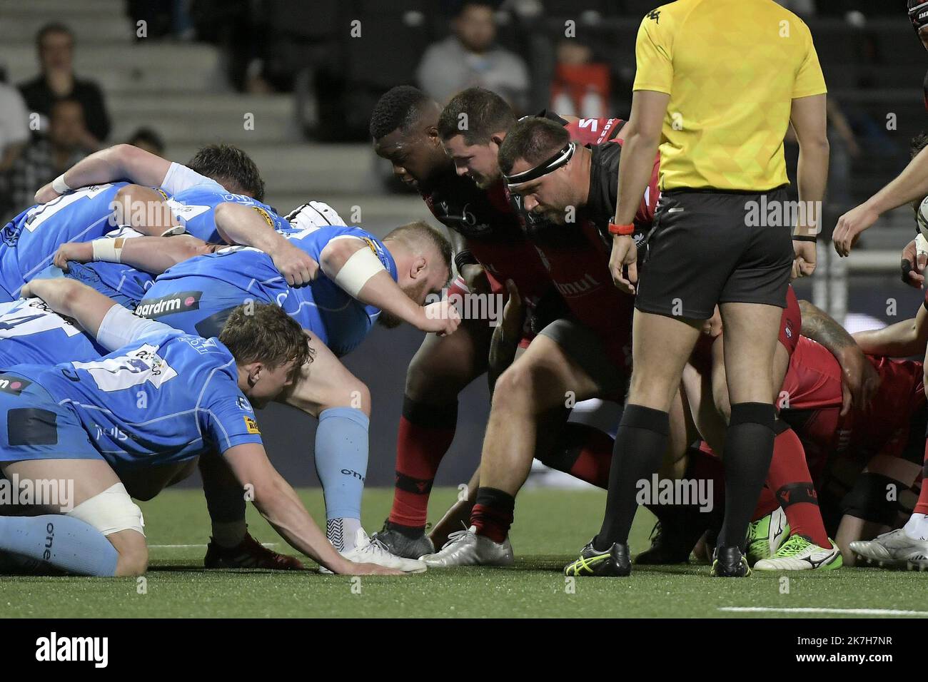 ©PHOTOPQR/LE PROGRES/Maxime JEGAT - Lyon 15/04/2022 - Rugby - Challenge Cup- Lyon reçoit Worcester à Lyon le 15 avril 2022 -Les avants du LOU avec Demba Bamba, Guillaume Marchand et Jerome Rey (LOU) au cours du match entre le LOU Rugby (en Rouge) et les Worcester Warriors (en bleu) au Matmut Stadium de Gerland à Lyon et comptant pour les huitièmes de finale du Challenge Cup, la petite Coupé d'Europe de Rugby. Stockfoto