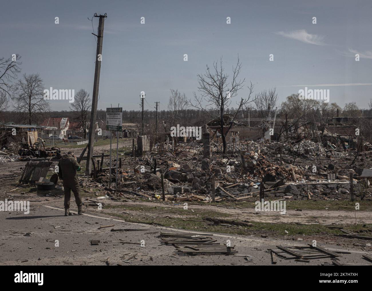 ©Sadak Souici / Le Pictorium/MAXPPP - Tchernihiv 15/04/2022 Sadak Souici / Le Pictorium - 15/4/2022 - Ukraine / Tchernihiv - Le quartier residentiel de Novoselivka, a Tchernihiv, fut presque entierement rase par les attaques russes. Tchernihiv, au nord est de Kiew proche de la frontiere avec la bielorussie, a subit de plein fouet l'avancee russe. Bombardee de maniere intensive, les envahisseurs tenterent dix fois, en vain, d'occuper la ville. Une Operation qui couta tres cher a la ville, donnant lieu a des Quartiers entierement detruits, des immeubles eventres, et des vies brenners. Selon le go Stockfoto