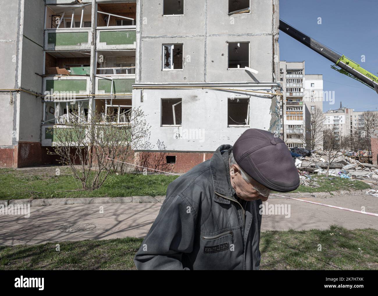 ©Sadak Souici / Le Pictorium/MAXPPP - Tchernihiv 15/04/2022 Sadak Souici / Le Pictorium - 15/4/2022 - Ukraine / Tchernihiv - UN-Habitant marche ein cote de batiments berührt par les combats avec l'armee russe, rue Vyachelsava Chornovola, a Tchernihiv. Tchernihiv, au nord est de Kiew proche de la frontiere avec la bielorussie, a subit de plein fouet l'avancee russe. Bombardee de maniere intensive, les envahisseurs tenterent dix fois, en vain, d'occuper la ville. Une Operation qui couta tres cher a la ville, donnant lieu a des Quartiers entierement detruits, des immeubles eventres, et des vies bri Stockfoto