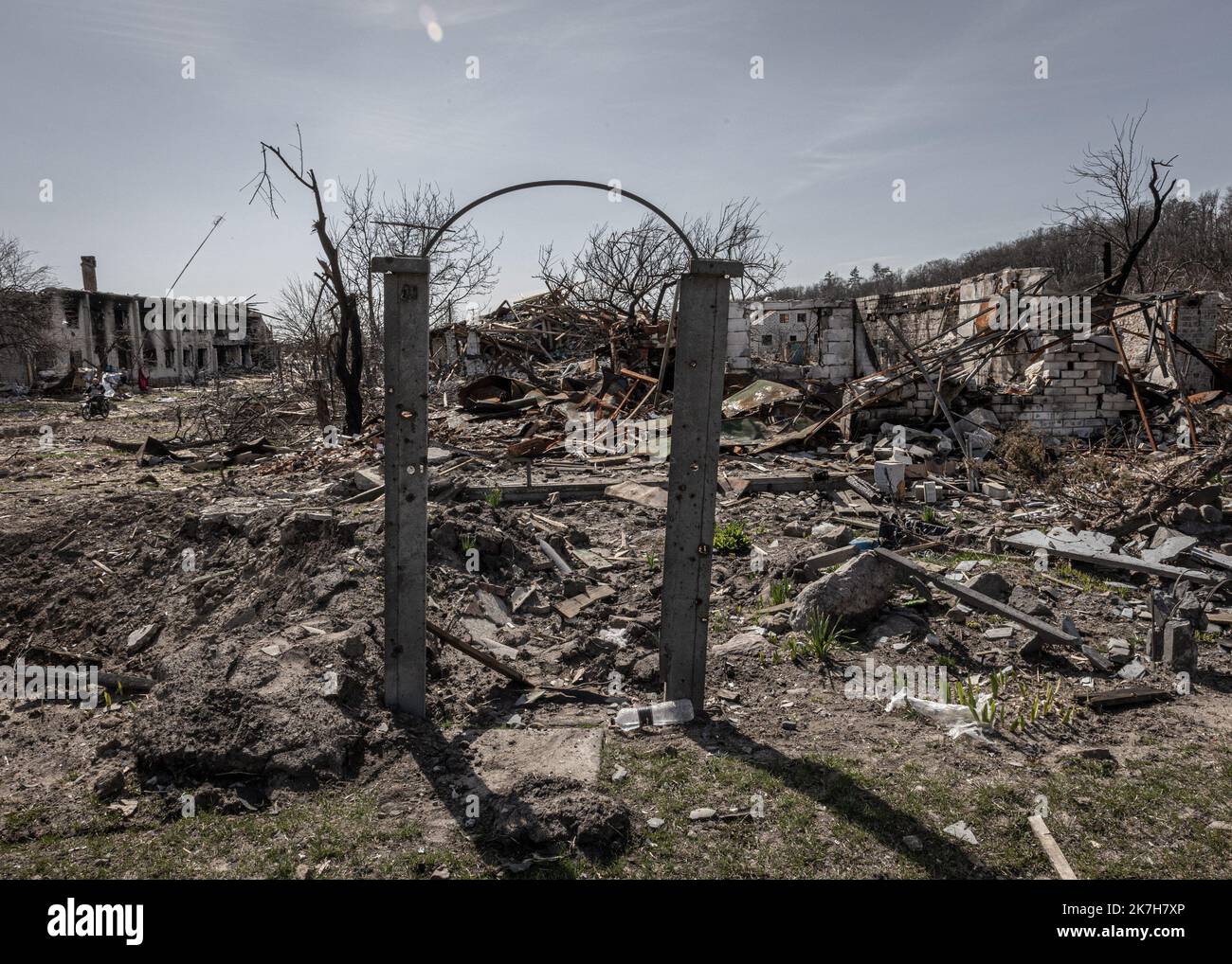 ©Sadak Souici / Le Pictorium/MAXPPP - Tchernihiv 15/04/2022 Sadak Souici / Le Pictorium - 15/4/2022 - Ukraine / Tchernihiv - Les restes d'une maison touchee par d'intens Bombardements dans le quartier de Novoselivka, a Tchernihiv. Tchernihiv, au nord est de Kiew proche de la frontiere avec la bielorussie, a subit de plein fouet l'avancee russe. Bombardee de maniere intensive, les envahisseurs tenterent dix fois, en vain, d'occuper la ville. Une Operation qui couta tres cher a la ville, donnant lieu a des Quartiers entierement detruits, des immeubles eventres, et des vies brenners. Selon le go Stockfoto