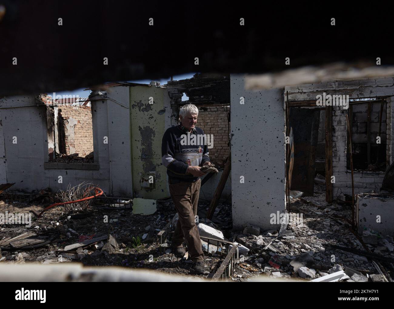 ©Sadak Souici / Le Pictorium/MAXPPP - Tchernihiv 15/04/2022 Sadak Souici / Le Pictorium - 15/4/2022 - Ukraine / Tchernihiv - UN habitant du quartier de Novoselivka, ayant perdu sa femme dans les Bombardements, marche au travers des restes de sa maison, a Tchernihiv. Tchernihiv, au nord est de Kiew proche de la frontiere avec la bielorussie, a subit de plein fouet l'avancee russe. Bombardee de maniere intensive, les envahisseurs tenterent dix fois, en vain, d'occuper la ville. Une Operation qui couta tres cher a la ville, donnant lieu a des Quartiers entierement detruits, des immeubles eventres Stockfoto