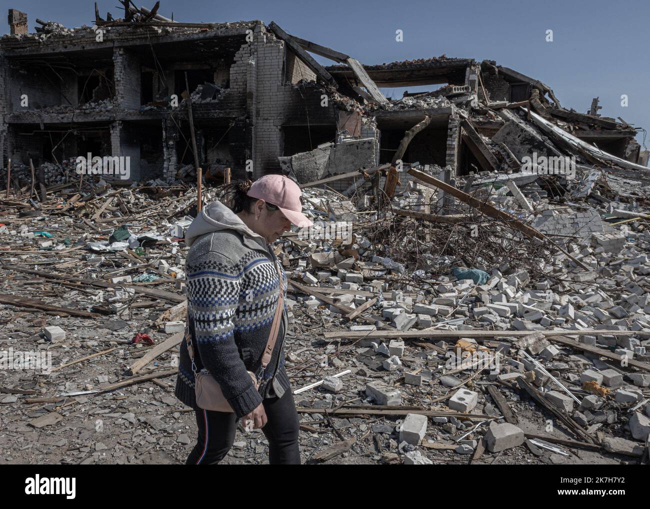 ©Sadak Souici / Le Pictorium/MAXPPP - Tchernihiv 15/04/2022 Sadak Souici / Le Pictorium - 15/4/2022 - Ukraine / Tchernihiv - Une femme, seule survivante de sa famille, disparue dans les Bombardements, marche au travers des ruines de son quartier de Novoselivka, a Tchernihiv. Tchernihiv, au nord est de Kiew proche de la frontiere avec la bielorussie, a subit de plein fouet l'avancee russe. Bombardee de maniere intensive, les envahisseurs tenterent dix fois, en vain, d'occuper la ville. Une Operation qui couta tres cher a la ville, donnant lieu a des quartiers entierement detruits, des immeubles Stockfoto