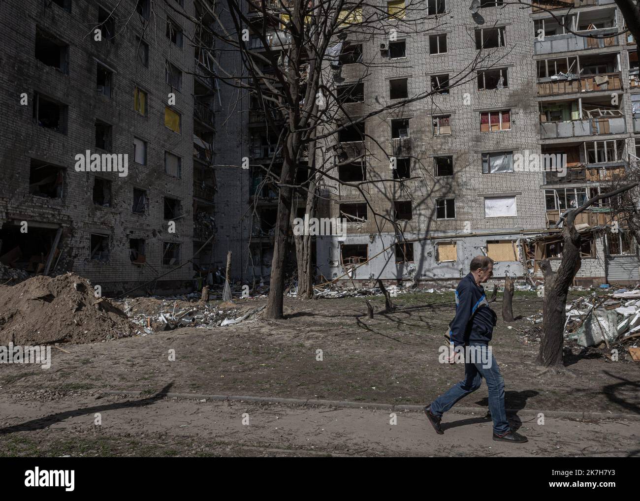 ©Sadak Souici / Le Pictorium/MAXPPP - Tchernihiv 15/04/2022 Sadak Souici / Le Pictorium - 15/4/2022 - Ukraine / Tchernihiv - UN-Habitant marche ein cote de batiments berührt par les combats avec l'armee russe, rue Vyachelsava Chornovola, a Tchernihiv. Tchernihiv, au nord est de Kiew proche de la frontiere avec la bielorussie, a subit de plein fouet l'avancee russe. Bombardee de maniere intensive, les envahisseurs tenterent dix fois, en vain, d'occuper la ville. Une Operation qui couta tres cher a la ville, donnant lieu a des Quartiers entierement detruits, des immeubles eventres, et des vies bri Stockfoto