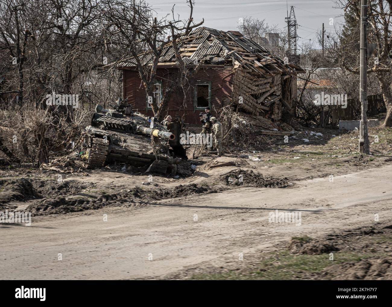 ©Sadak Souici / Le Pictorium/MAXPPP - Tchernihiv 15/04/2022 Sadak Souici / Le Pictorium - 15/4/2022 - Ukraine / Tchernihiv - Les restes d'un Tank gisent sur le Bord de la rue Shevchenka, a Tchernihiv. Tchernihiv, au nord est de Kiew proche de la frontiere avec la bielorussie, a subit de plein fouet l'avancee russe. Bombardee de maniere intensive, les envahisseurs tenterent dix fois, en vain, d'occuper la ville. Une Operation qui couta tres cher a la ville, donnant lieu a des Quartiers entierement detruits, des immeubles eventres, et des vies brenners. Selon le gouvernement ukrainen, les attaqu Stockfoto