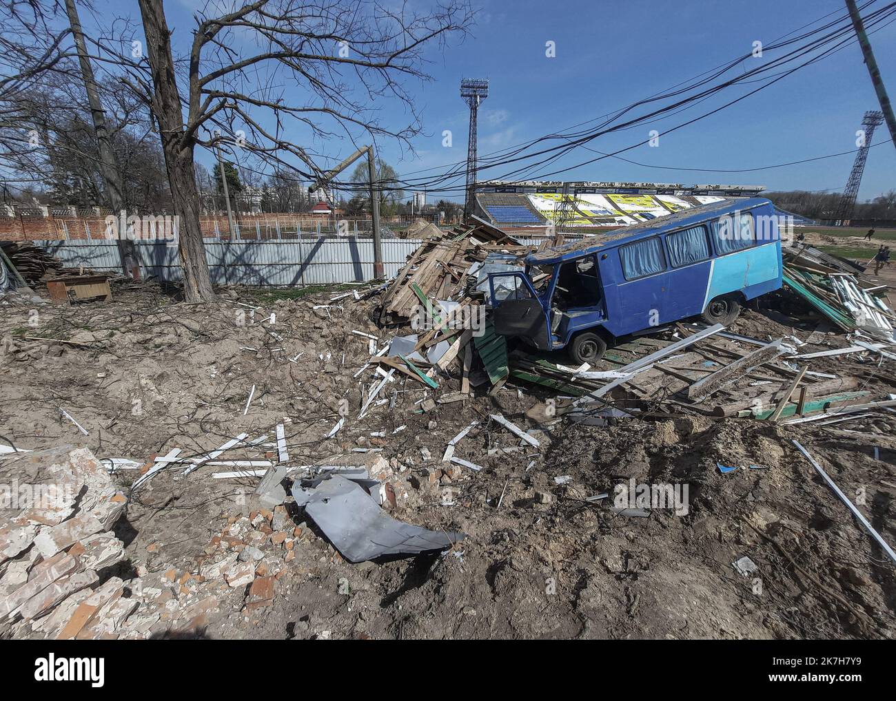 ©Sadak Souici / Le Pictorium/MAXPPP - Tchernihiv 14/04/2022 Sadak Souici / Le Pictorium - 14/4/2022 - Ukraine / Tchernihiv - Le resultat d'une frappe eyrienne sur les abords du stade Youri Gagarine, a Tchernihiv. Tchernihiv, au nord est de Kiew proche de la frontiere avec la bielorussie, a subit de plein fouet l'avancee russe. Bombardee de maniere intensive, les envahisseurs tenterent dix fois, en vain, d'occuper la ville. Une Operation qui couta tres cher a la ville, donnant lieu a des Quartiers entierement detruits, des immeubles eventres, et des vies brenners. Selon le gouvernement ukrainien Stockfoto