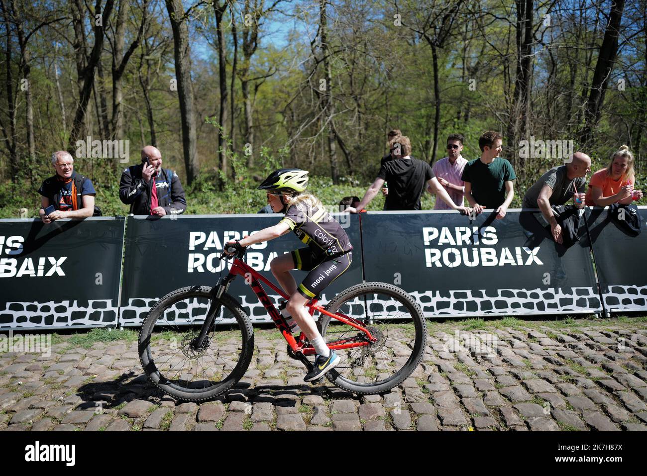 ©PHOTOPQR/VOIX DU Nord/PIERRE ROUANET ; 17/04/2022 ; Waller Arenberg, le 17/04/2022. Course cycliste Paris Roubaix 2022, dans la trouee d'Arenberg (Dreve des boules d'Herin). FOTO PIERRE ROUANET LA VOIX DU Nord - Radrennen Paris–Roubaix 17. April 2022 Stockfoto