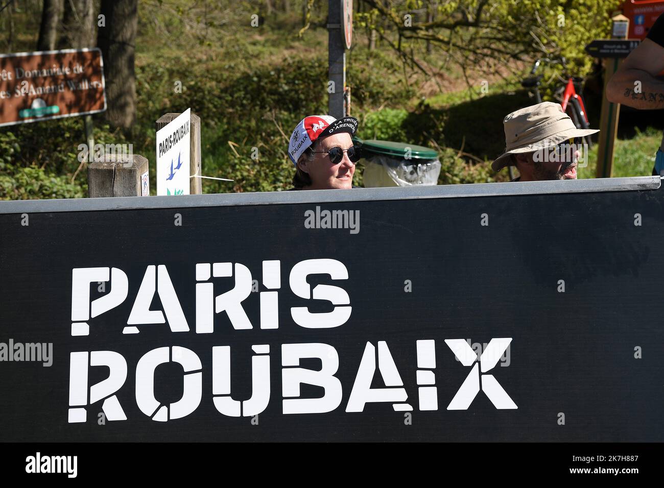 ©PHOTOPQR/VOIX DU Nord/PIERRE ROUANET ; 17/04/2022 ; Waller Arenberg, le 17/04/2022. Course cycliste Paris Roubaix 2022, dans la trouee d'Arenberg (Dreve des boules d'Herin). FOTO PIERRE ROUANET LA VOIX DU Nord - Radrennen Paris–Roubaix 17. April 2022 Stockfoto