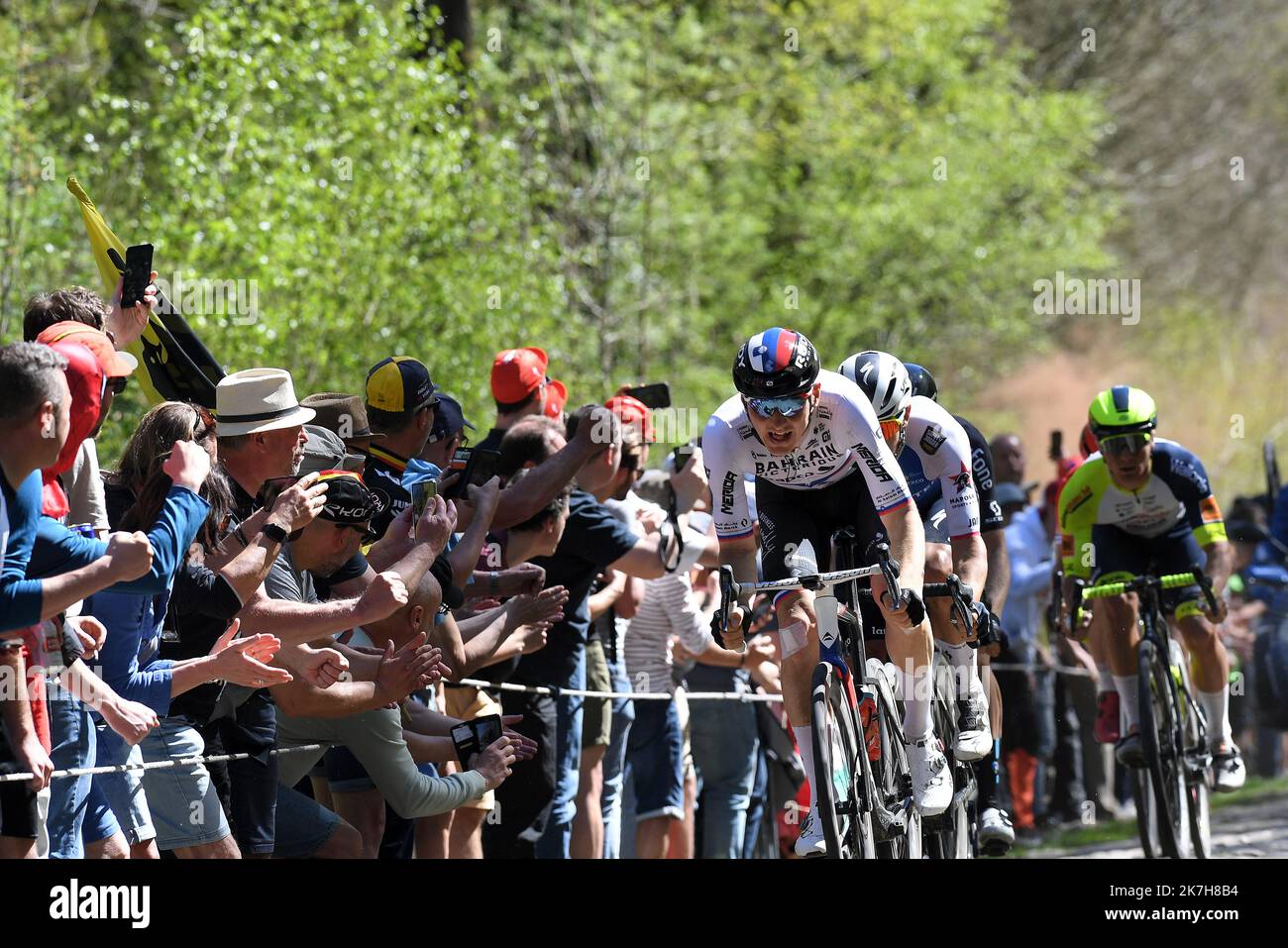 ©PHOTOPQR/VOIX DU Nord/PIERRE ROUANET ; 17/04/2022 ; Waller Arenberg, le 17/04/2022. Course cycliste Paris Roubaix 2022, dans la trouee d'Arenberg (Dreve des boules d'Herin). Les Premiers dans la trouee. Matej Mohoric. FOTO PIERRE ROUANET LA VOIX DU Nord - Radrennen Paris–Roubaix 17. April 2022 Stockfoto