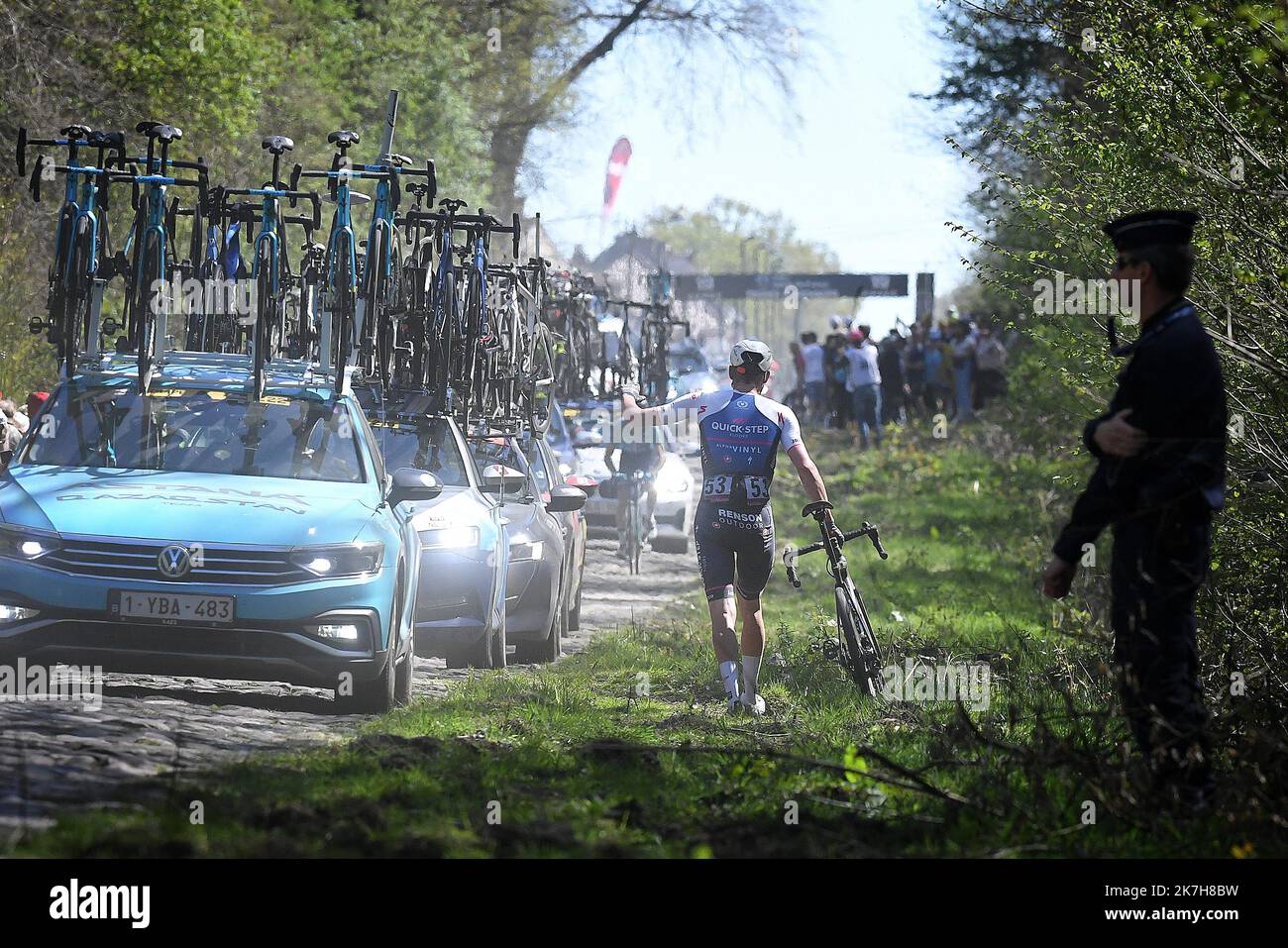 ©PHOTOPQR/VOIX DU Nord/PIERRE ROUANET ; 17/04/2022 ; Waller Arenberg, le 17/04/2022. Course cycliste Paris Roubaix 2022, dans la trouee d'Arenberg (Dreve des boules d'Herin). Declercq. FOTO PIERRE ROUANET LA VOIX DU Nord - Radrennen Paris–Roubaix 17. April 2022 Stockfoto