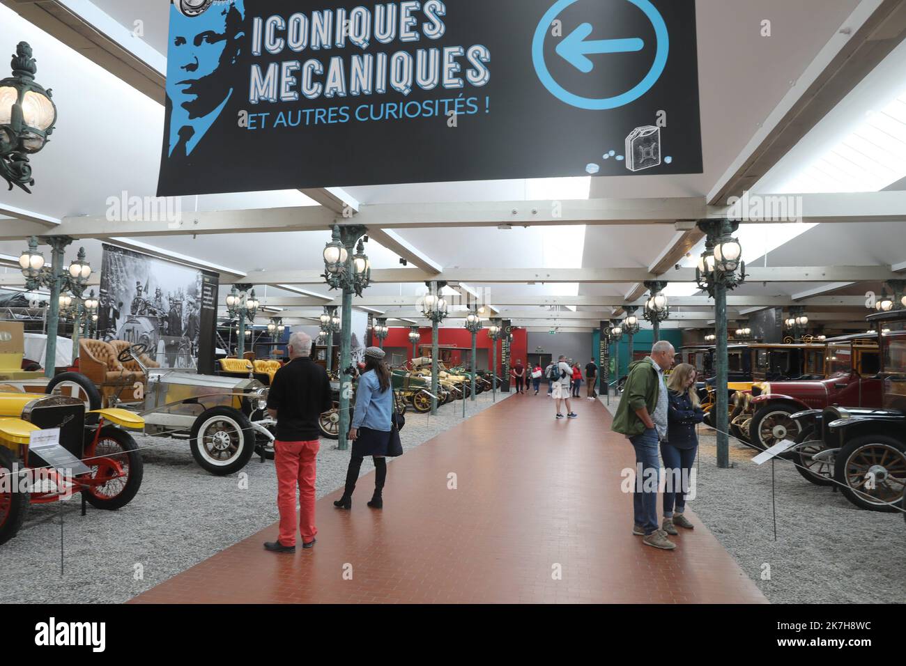 ©PHOTOPQR/L'ALSACE/Vincent VOEGTLIN ; Mulhouse ; 20/04/2022 ; Une affiche rappelant ainsi l'Exposition Iconiques Mécanique avec ses visiteurs au Musée National de l' Automobile, Collection Schlumpf, à Mulhouse le 20 avril 2022. - Frankreich, Mulhouse 20. April 2022 das Nationale Automobilmuseum beherbergt die schönste Automobilsammlung der Welt mit mehr als 450 außergewöhnlichen Autos. Stockfoto