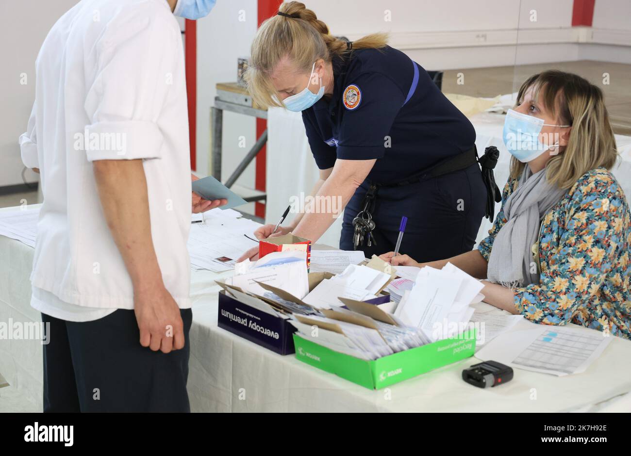 ©PHOTOPQR/L'ALSACE/Jean-Marc LOOS ; Strasbourg ; 21/04/2022 ; Le Bureau de vote du second Tour de l'élection présidentielle installé dans la Maison d'arrêt de Strasbourg à l'Intention des détenus, à Strasbourg le 21 avril 2022. - Straßburg, Frankreich, april 21. 2022. Das Wahllokal für die zweite Runde der Präsidentschaftswahlen wurde im Gefängnis installiert Stockfoto