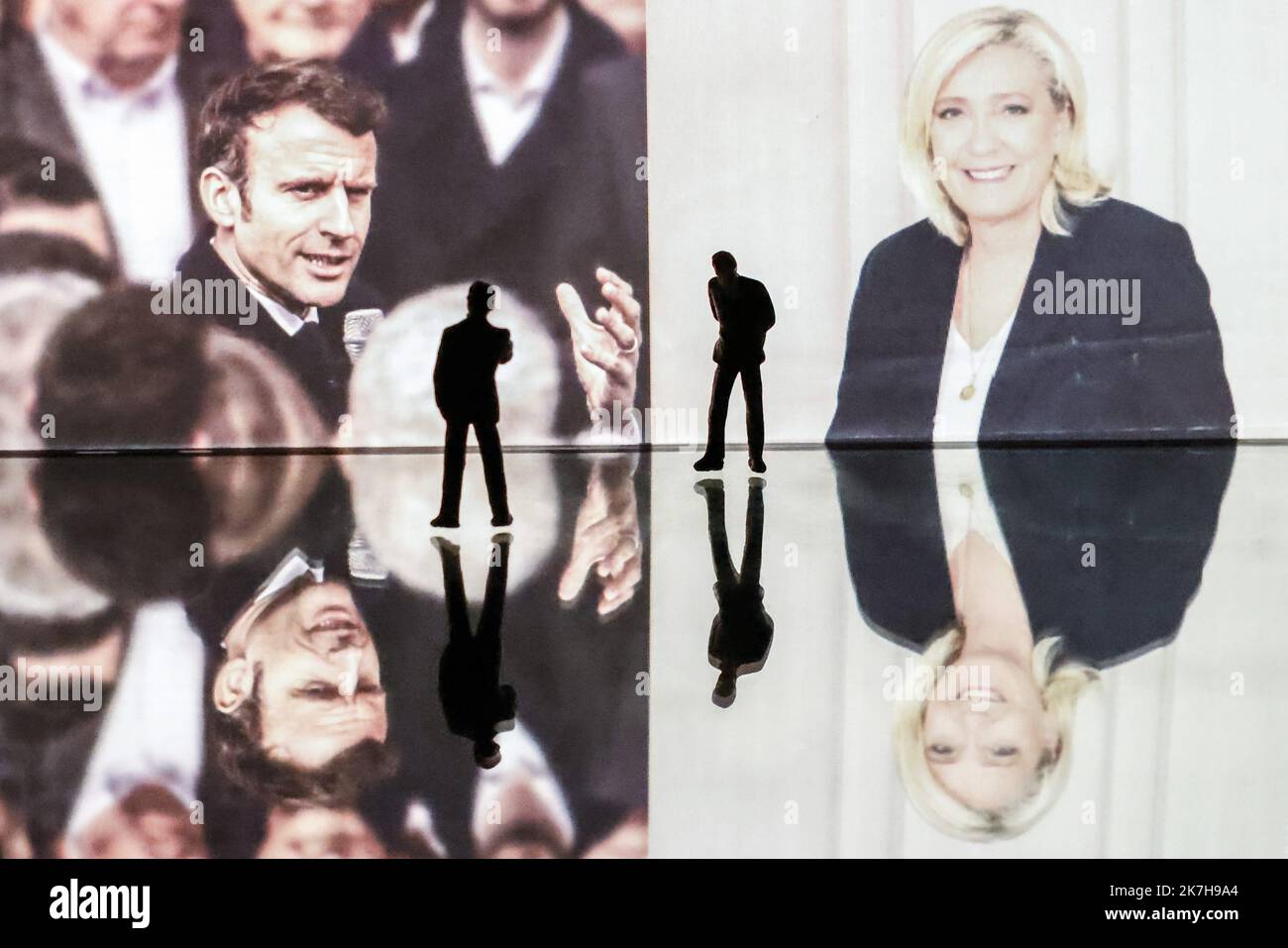 ©PHOTOPQR/LE PARISIEN/olivier corsan ; Paris ; 23/04/2022 ; Paris, Frankreich, le 23 April 2022. le Second Tour de l'élection présidentielle opposera Marine Le Pen la candidate de RN Rassemblement National à l'élection présidentielle à Emmanuel Macron Président-candidat de LREM La Répiblique en Marche. MAG2022 - Paris, Frankreich, 23. 2022. april Ein Tag vor der zweiten Runde der französischen Präsidentschaftswahlen: Die Menschen müssen zwischen Präsident Emmanuel Macron und der rechtsextremen Kandidatin Marine Le Pen wählen Stockfoto