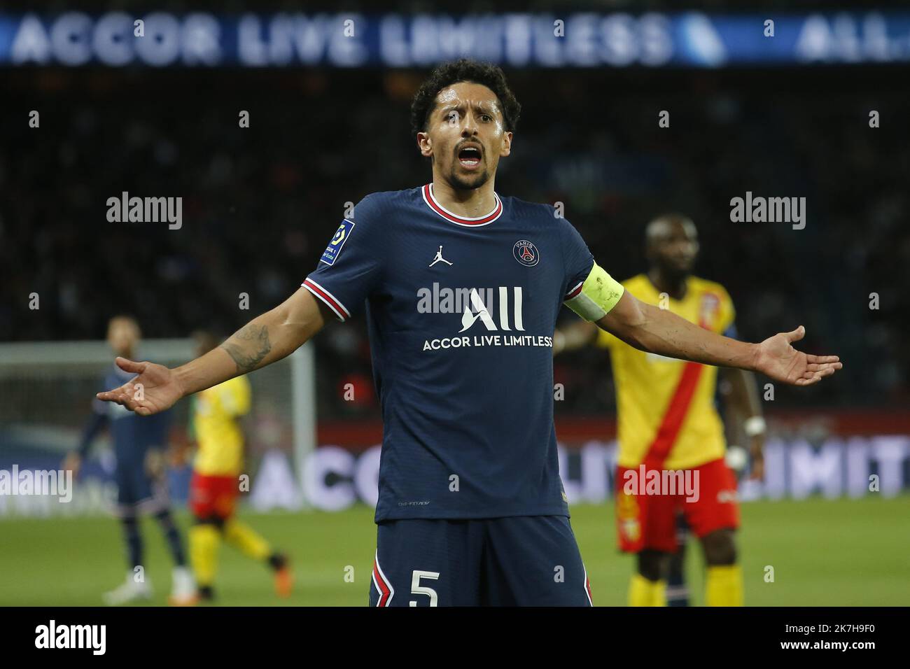 ©Sebastien Muylaert/MAXPPP - Paris 23/04/2022 Marquinhos von Paris Saint-Germain reagiert während des Ligue 1 Uber Eats-Spiels zwischen Paris Saint Germain und RC Lens im Parc des Princes in Paris, Frankreich. 23.04.2022 Stockfoto