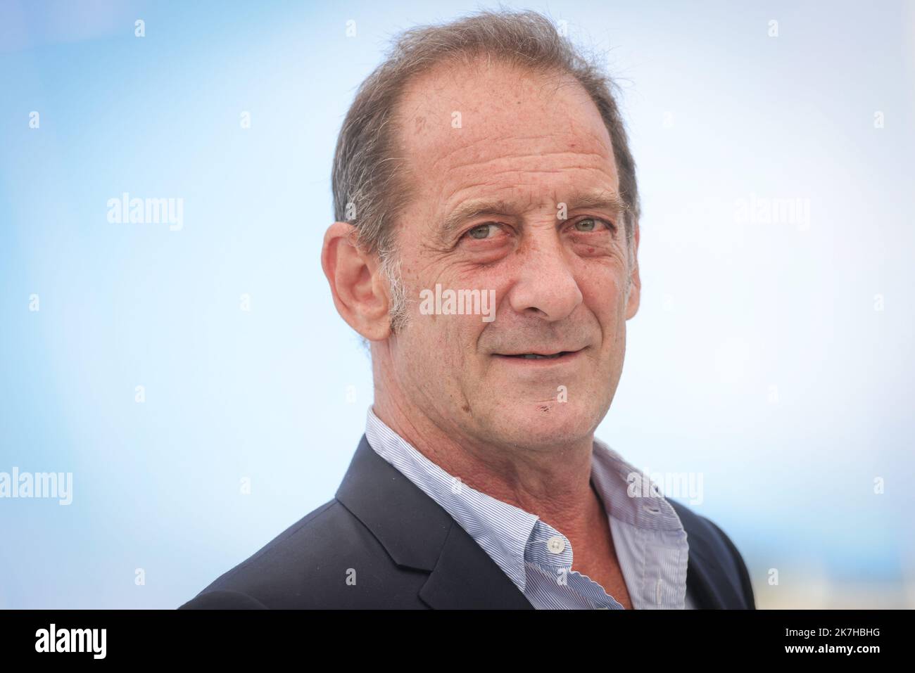 ©PHOTOPQR/LE PARISIEN/Fred Dugit ; Le 26/04 Festival de Cannes : l’acteur Vincent Lindon président du jury Le 75e Festival de Cannes se déroulera du 17 au 28 Mai . Et cette année, le Jury est dévoilé bien plus tardivement qu’à l’accoutumée. ARCHIVE Cannes Film Festival: Schauspieler Vincent Lindon Präsident der Jury das Cannes Film Festival 75. findet vom 17. Bis 28. Mai statt. Und in diesem Jahr wird die Jury viel später als üblich bekannt gegeben. FILES Cannes ; 14/07/2021 ; Cuture / Cinéma Cannes (06), le 14 juillet 2021 Photocall du filmTITANE (Frankreich) [en Compétition]. l’Acteur Vincent LINDON Photo LP / Stockfoto