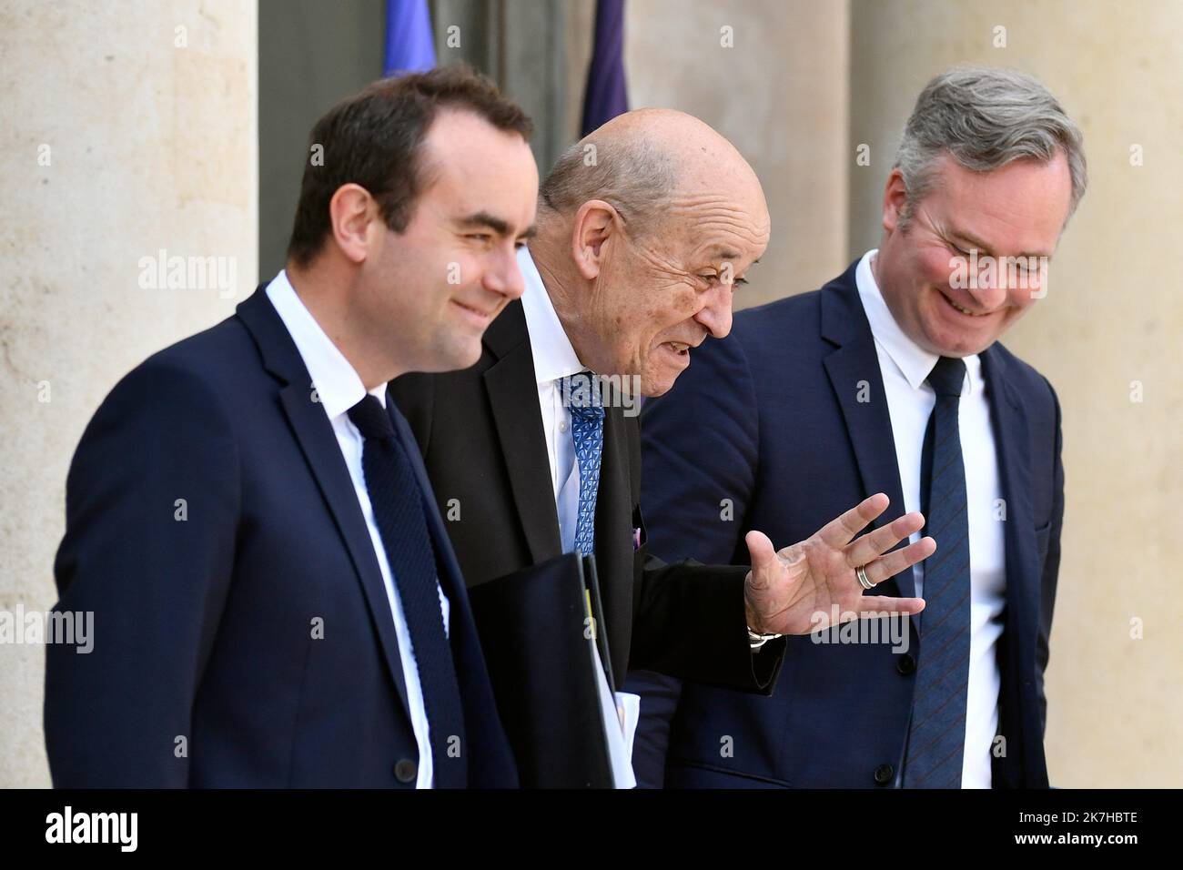 ©Julien Mattia / Le Pictorium/MAXPPP - Paris 04/05/2022 Julien Mattia / Le Pictorium - 4/5/2022 - Frankreich / Ile-de-France / Paris - M. Jean-Yves LE Drian, Ministre de l'Europe et des Affaires etrangeres, M. Sebastien LECORNU, Ministre des Outre-mer et Jean-Baptiste Lemoyne, Secretaire d'Etat aupres du Ministre de l'Europe et des Affaires etrangeres, Charge du Tourisme, des Francais de l'etranger et de la Francophonie en Sortie du Conseil des Ministres du 4 Mai 2022 au Palais de l'Elysee. / 4/5/2022 - Frankreich / Ile-de-France (Region) / Paris - Herr Jean-Yves LE Drian, Europaminister und Außenminister Stockfoto