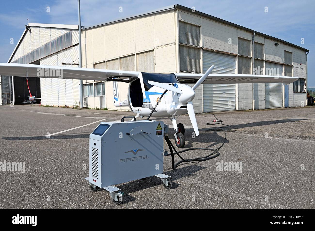 ©PHOTOPQR/L'EST REPUBLICAIN/Cedric JACQUOT ; Nancy ; 04/05/2022 ; ENERGIE - ENVIRONNEMENT - AVION ELCTRIQUE - RECHARGE - BATTERIE A l’Initiative des représentants régionaux de la Fédération Française Aéronautique, le Premier avion électrique certifié EASA au monde sera de Passage sur Grand Nancy Aéropôle à Tomblaine pour une présentation et des vols de démonstration. Le Velis-Electro est un avion École électrique 2 places dont les performances sont adaptées aux besoins des écoles de pilotage pour la Formation de début. Le Velis-Electro Dispose d'une Endurance d'une heure plus une réserve de 3 Stockfoto