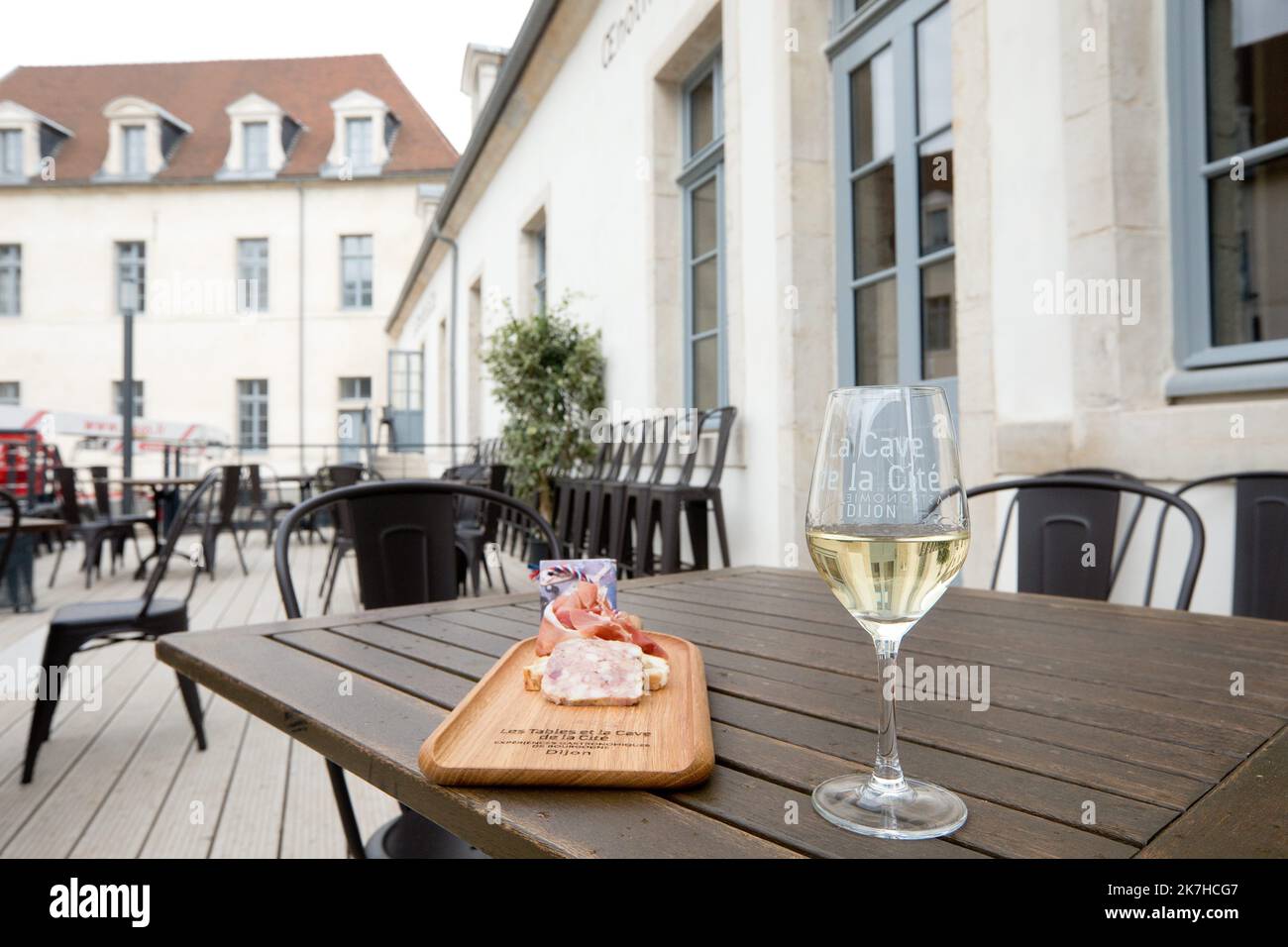 ©JC Tardivon/MAXPPP - Dijon 04/05/2022 © JC Tardivon / Maxppp - Cote-d'Or, Dijon, 04/05/2022 - Cite internationale de la gastronomie et du Vin : verre de vin serigraphie sur la Terrasse de la Cave de la Cite 'ein außergewöhnlicher Ort, um die französische Lebenskunst zu feiern': Dijon eröffnet am Freitag die erste internationale Stadt der Gastronomie und des Weins mit der Mission, das französische Essen, das im Erbe der Menschheit aufgeführt ist, „zu erzählen und zum Leben zu erwecken“. Stockfoto