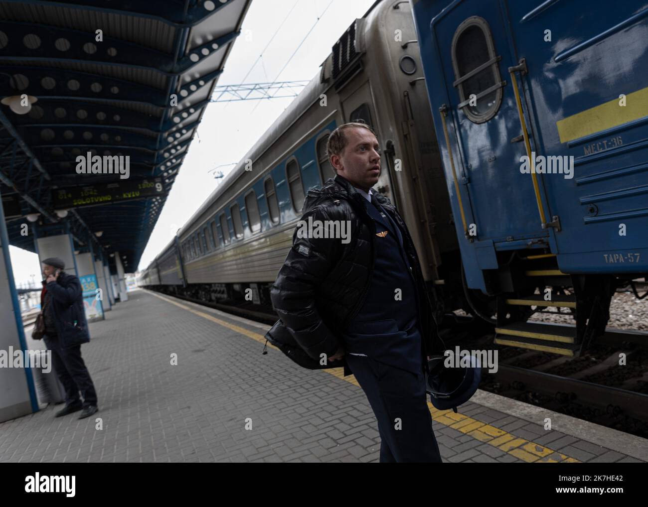 ©Sadak Souici / Le Pictorium/MAXPPP - Kiew 19/04/2022 Sadak Souici / Le Pictorium - 19/4/2022 - Ukraine / Kiew / Kiew - Oleksandr Pirozhkov, Chef de train depuis 15 ans. 'Depuis le 25 fevrier, je travaille sur les lignes d'evakuation Kiew-Lviv. Etre un Agent de train a toujours ete un reve d'enfant pour moi. Depuis la guerre, on se fait beaucoup de soucis, pour nous-memes et les passagers. Anhänger un Moment, auf mettait 100 personnes dans un wagon fait pour 36. Nous avons evakue des enfants seuls, sans leurs parents, de Bucha et Irpin. ILS nous demandaient sans arret ou etaient leurs parents. O Stockfoto
