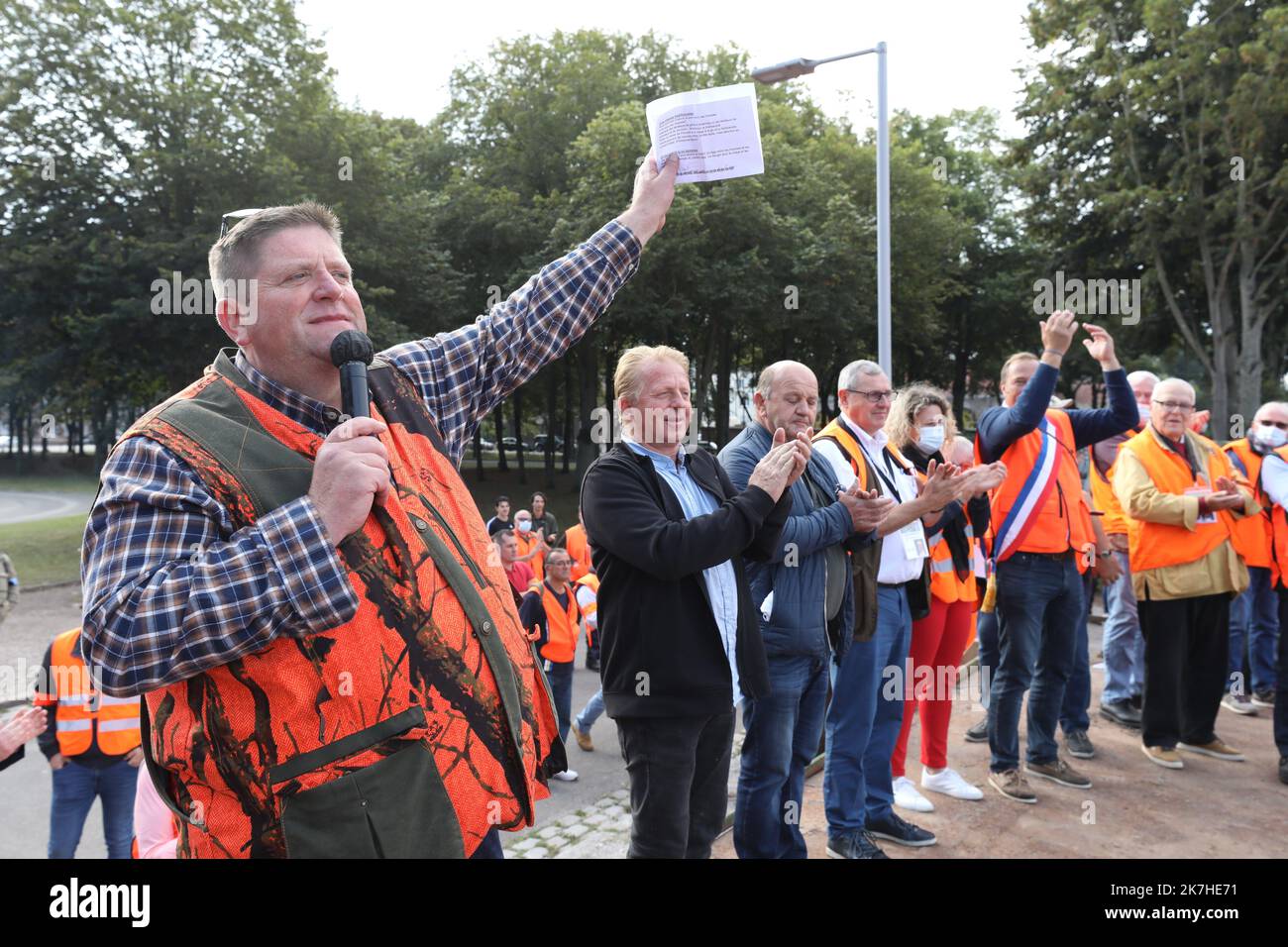 ©PHOTOPQR/LE COURRIER PICARD/Fred HASLIN ; invité de LCP, vendredi 6 Mai, Willy Schraen, le président de la Fédération nationale des chasses, a conseillé aux promeneurs inquiets de se 'promener chez eux' pour éviter les uncials. „La nature n'est pas à tout le monde“, a-t-il ajouté. ARCHIV Willy Schraen, Präsident des Nationalen Jägerverbandes, riet besorgten Spaziergängern am Freitag, den 6. Mai, als Gast des LCP (politischer Kanal), "zu Hause zu gehen", um Unfälle zu vermeiden. „Die Natur ist nicht jedermanns Sache“, fügte er hinzu. FILES Amiens ; 18/09/2021 ; 18/09/21 Manifestation des chasseurs à Amiens Willy Schraen Stockfoto