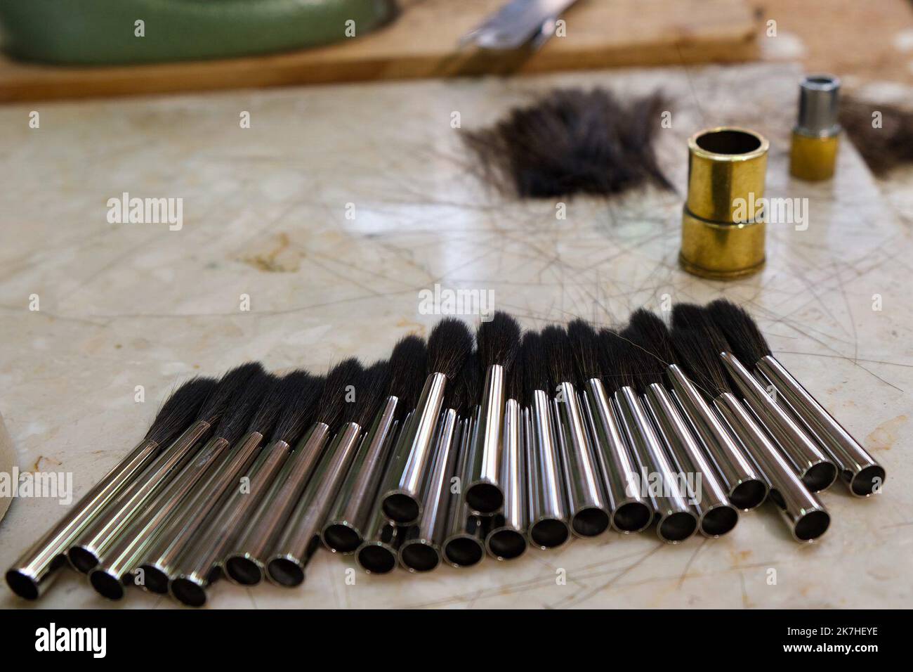 ©PHOTOPQR/LE TELEGRAM/Julien Molla ; SAINT-BRIEUC (22). Le 4 Mai 2022. Les pinceaux Léonard sont essentiellement fabriqués à la main selon un savoir-faire Ahnenerbe. De renommée mondiale, ils sont essentiellement utilisés dans les domaines des beaux-Arts et de la cosmétique. Crédit : Photo Le Télégram/Julien Molla - Saint Brieuc, Frankreich, Mai 4. 2022 seit 24 Jahren gestaltet Nathalie Aubert die Bürsten von Hand, die Léonard zu einem weltbekannten Unternehmen mit Sitz in Saint-Brieuc gemacht haben, das 2018 von der Sauer-Gruppe (Raphael und Isabey Bürsten) übernommen wurde. Ein Know-how, das weitergegeben wird Stockfoto