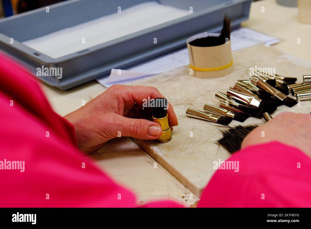 ©PHOTOPQR/LE TELEGRAM/Julien Molla ; SAINT-BRIEUC (22). Le 4 Mai 2022. Au-dessus du Plan de travail, les mains des pincelières virevoltent. Les doigts attrapent une pincée de Poils, les passent dans un moule en laiton pour en vérifier l’épaisseur avant de les glisser dans une virole métallique qui est ensuite aplatie dans une presse à main. Fabriqués selon un savoir-faire Ahnenstellung, les pinceaux Léonard sont essentiellement utilisés dans les domaines des beaux-Arts et de la cosmétique. Crédit : Photo Le Télégram/Julien Molla - Saint Brieuc, Frankreich, Mai 4. 2022 seit 24 Jahren Nathalie Aube Stockfoto