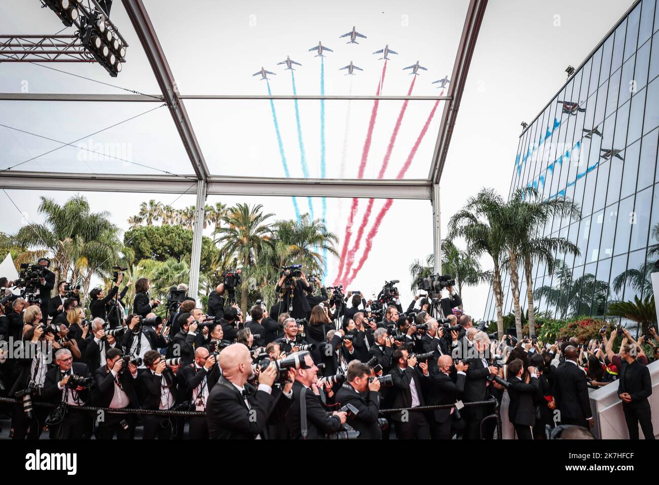 ©PHOTOPQR/LE PARISIEN/Fred Dugit ; Cannes ; 18/05/2022 ; Cuture / Cinéma Palais des Festival à Cannes (06), le 18 Mai 2022 Montée des Marches du Film TOP GUN : MAVERICK [Hors-Compétition] de Joseph Kosinski Ici le survole du palais des Festivals par la patrouille de France au Moment où l'équipe du Film monte les Marches Photo LP / Fred Dugit die Kunstflugeinheit der französischen Luftwaffe 'Patrouille de France', die über dem Festivalpalast auftrat, Als sie zur Vorführung des Films „Top Gun : Maverick“ während der Filmfestspiele von Cannes 75. am 18. Mai in Cannes, Südfrankreich, eintreffen Stockfoto