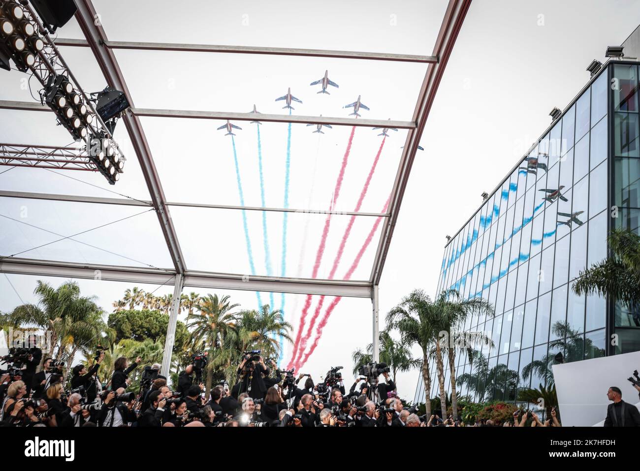 ©PHOTOPQR/LE PARISIEN/Fred Dugit ; Cannes ; 18/05/2022 ; Cuture / Cinéma Palais des Festival à Cannes (06), le 18 Mai 2022 Montée des Marches du Film TOP GUN : MAVERICK [Hors-Compétition] de Joseph Kosinski Ici le survole du palais des Festivals par la patrouille de France au Moment où l'équipe du Film monte les Marches Photo LP / Fred Dugit die Kunstflugeinheit der französischen Luftwaffe 'Patrouille de France', die über dem Festivalpalast auftrat, Als sie zur Vorführung des Films „Top Gun : Maverick“ während der Filmfestspiele von Cannes 75. am 18. Mai in Cannes, Südfrankreich, eintreffen Stockfoto