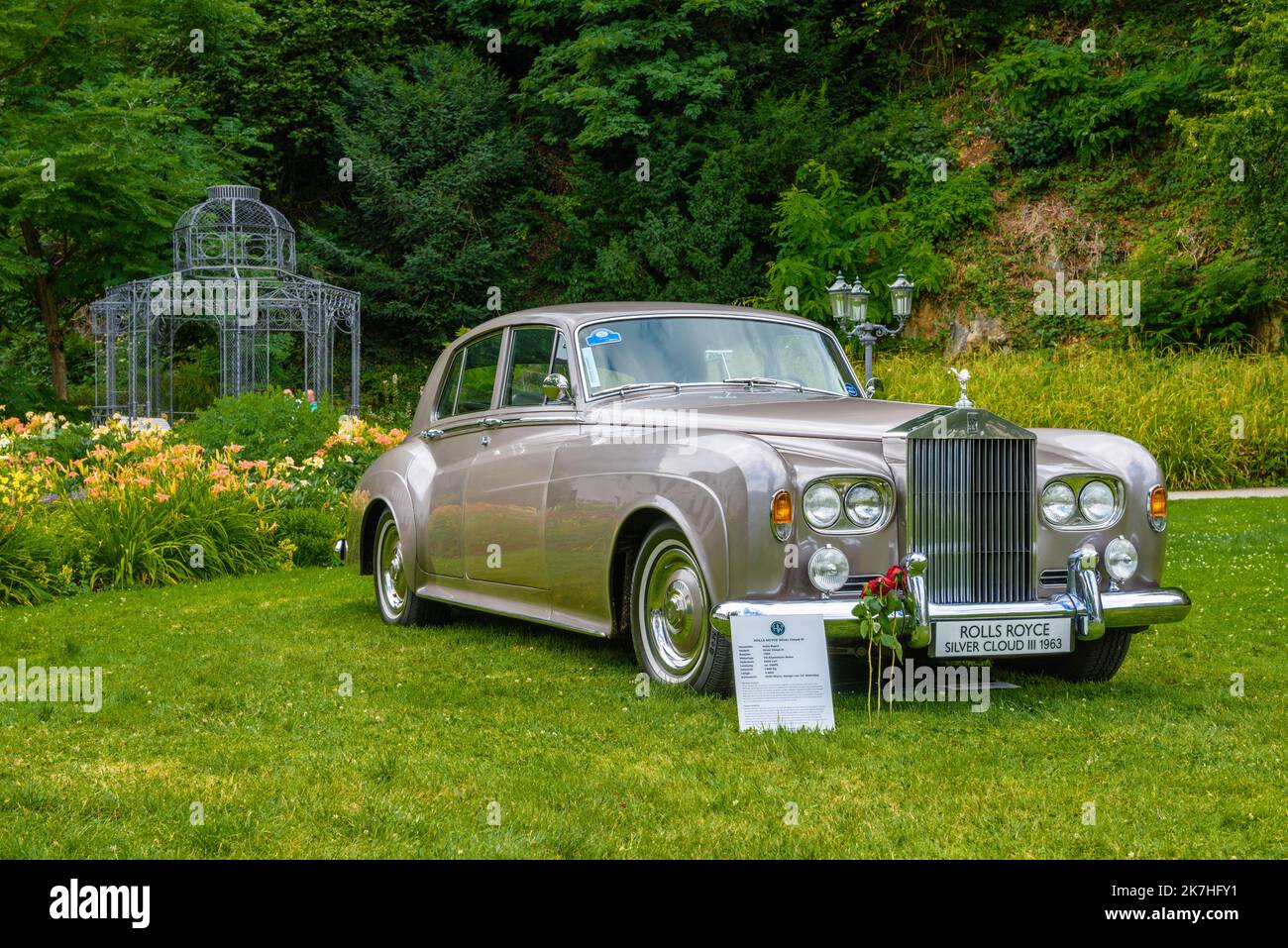 BADEN BADEN, DEUTSCHLAND - 2019. JULI: Silver Sand grey metallic ROLLS-ROYCE SILVER CLOUD 3 III Limousine 1963 1955 1966, Oldtimer-Treffen im Kurpark. Stockfoto