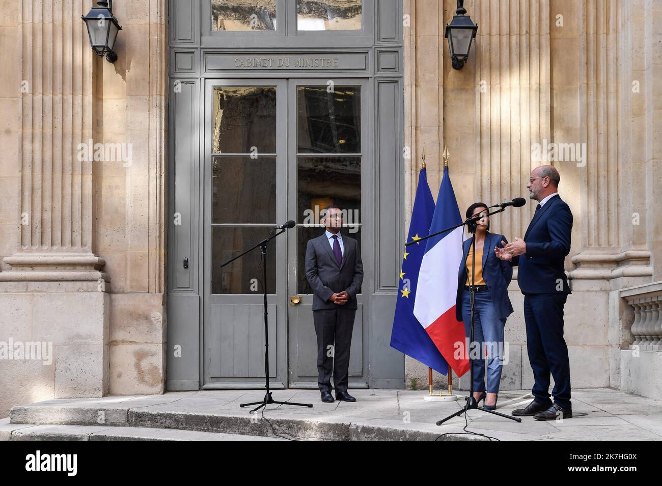 ©Julien Mattia / Le Pictorium/MAXPPP - Paris 20/05/2022 Julien Mattia / Le Pictorium - 20/5/2022 - Frankreich / Ile-de-France / Paris - Passation de pouvoir entre Jean-Michel Blanquer et Pap Ndiaye le nouveau Ministre de l'Education nationale et de la jeunesse (a gauche) au ministere de l'Education nationale Suite a la Nomination du nouveau gouvernement d'Elisabeth Borne. / 20/5/2022 - Frankreich / Ile-de-France (Region) / Paris - Machtübergabe zwischen Jean-Michel Blanquer und Pap Ndiaye, dem neuen Minister für nationale Bildung und Jugend (links) im Ministerium für nationale Bildung nach der appo Stockfoto