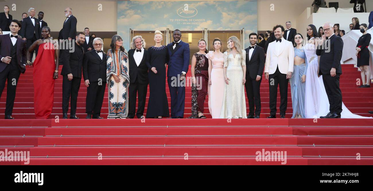 ©PHOTOPQR/NICE MATIN/Patrice Lapoirie ; Cannes ; 20/05/2022 ; (aus L) Drehbuchautor Augusta Gore , türkisch Schauspielerin Burcu Golgedar , britisch Schauspieler Idris Elba und seine Frau Sabrina Drowre Elba , britisch Schauspielerin Tilda Swinton , Der australische Regisseur und Drehbuchautor George Miller und der britische Produzent Doug Mitchell kommen zur Vorführung des Films „Three Thousand Years of Longing“ während der Filmfestspiele von Cannes 75. am 20. Mai 2022 in Cannes, Südfrankreich. - Internationales Filmfestival von Cannes am 20. 2022. Mai Stockfoto