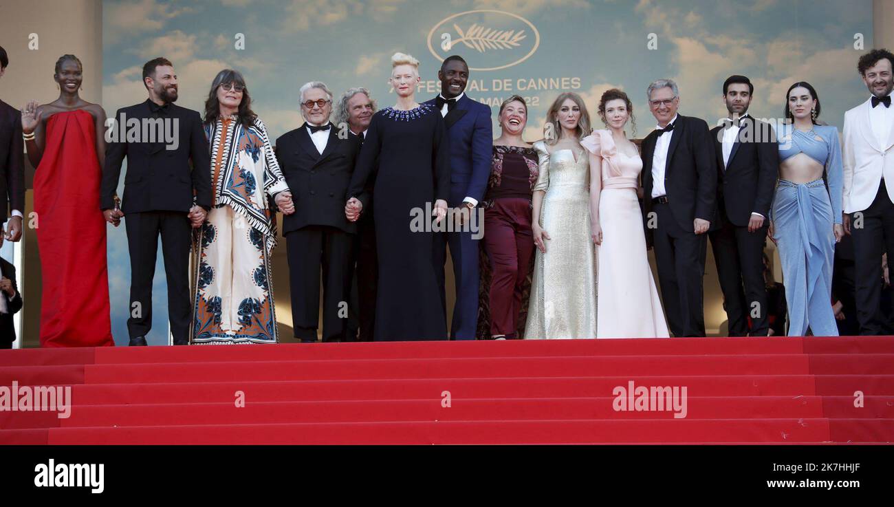 ©PHOTOPQR/NICE MATIN/Patrice Lapoirie ; Cannes ; 20/05/2022 ; (aus L) Drehbuchautor Augusta Gore , türkisch Schauspielerin Burcu Golgedar , britisch Schauspieler Idris Elba und seine Frau Sabrina Drowre Elba , britisch Schauspielerin Tilda Swinton , Der australische Regisseur und Drehbuchautor George Miller und der britische Produzent Doug Mitchell kommen zur Vorführung des Films „Three Thousand Years of Longing“ während der Filmfestspiele von Cannes 75. am 20. Mai 2022 in Cannes, Südfrankreich. - Internationales Filmfestival von Cannes am 20. 2022. Mai Stockfoto