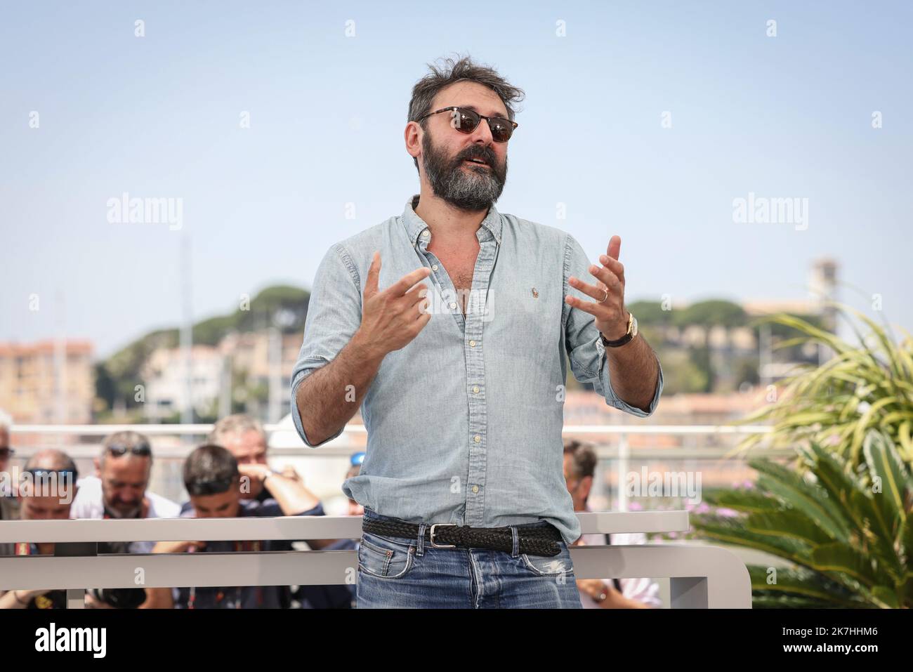 ©PHOTOPQR/LE PARISIEN/Fred Dugit ; Cannes ; 21/05/2022 ; Cuture / Cinéma Palais des Festival à Cannes (06), le 21 Mai 2022 Fotocall du Film FUMER FAIT TOUSSER (SMOKING CAUSES HUSTEN) QUENTIN DUPIEUX Réalisateur (Frankreich) - Internationales Filmfestival von Cannes am Mai 20. 2022 Stockfoto