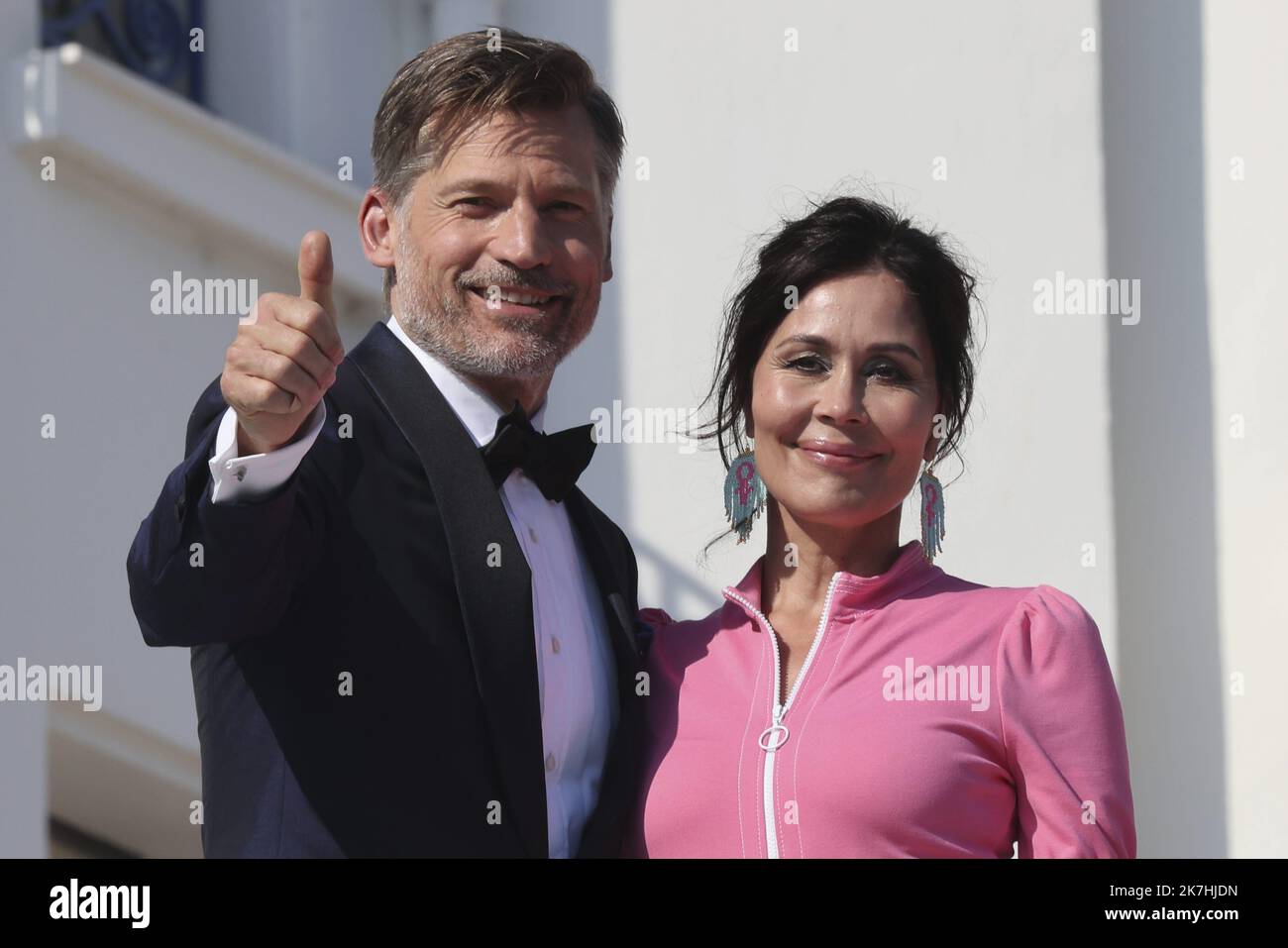 ©Francois Glories/MAXPPP - 17/05/2022 der dänische Schauspieler Nikolaj Coster-Waldau und seine Frau die Sängerin Nukâka auf der Terrasse des Hotel Martinez, bevor er zur Eröffnungsfeier der Filmfestspiele von Cannes 75. auftrat. 17.Mai 2022. Stockfoto