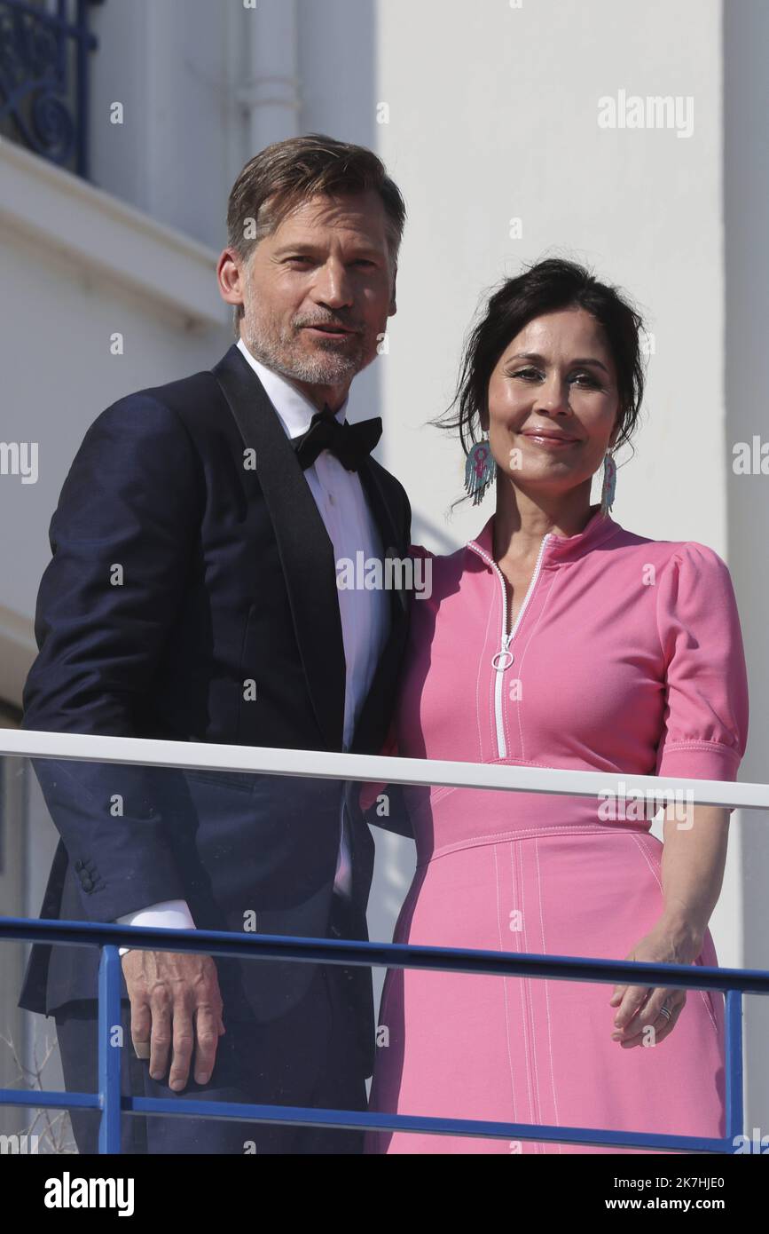 ©Francois Glories/MAXPPP - 17/05/2022 der dänische Schauspieler Nikolaj Coster-Waldau und seine Frau die Sängerin Nukâka auf der Terrasse des Hotel Martinez, bevor er zur Eröffnungsfeier der Filmfestspiele von Cannes 75. auftrat. 17.Mai 2022. Stockfoto