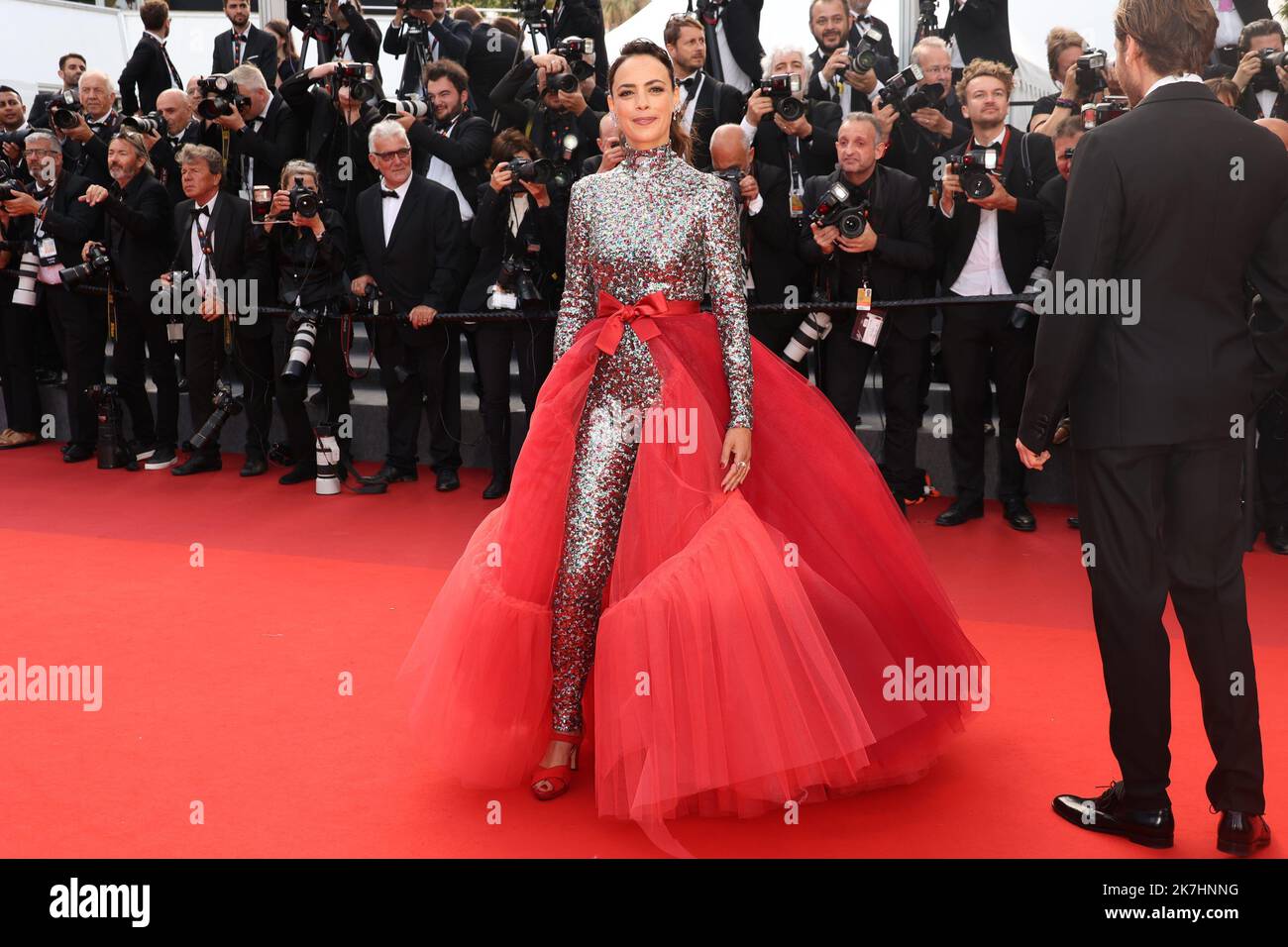 ©PHOTOPQR/NICE MATIN/Sebastien Botella ; Cannes ; 22/05/2022 ; Montée des Marches des 75 ans du Festival du Film de Cannes pour le Film L'Innocent. Michel Hazanavicus et Berenice Bejo 75. Ausgabe der Filmfestspiele von Cannes in Cannes, Südfrankreich, am 24. Mai 2022. Stockfoto