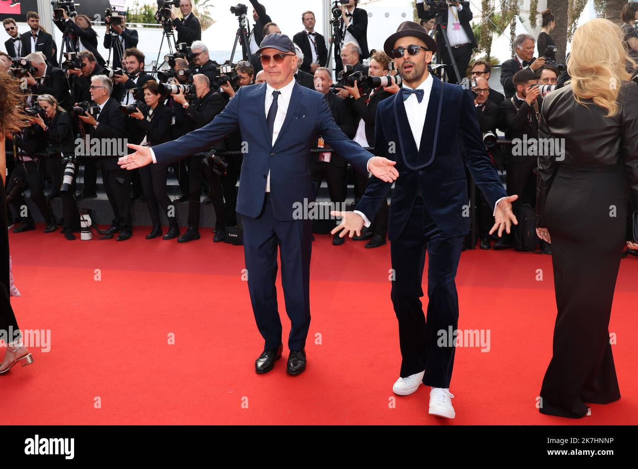 ©PHOTOPQR/NICE MATIN/Sebastien Botella ; Cannes ; 22/05/2022 ; Montée des Marches des 75 ans du Festival du Film de Cannes pour le Film L'Innocent. Jacques Audiard und JR 75. Ausgabe der Filmfestspiele von Cannes in Cannes, Südfrankreich, am 24. Mai 2022. Stockfoto