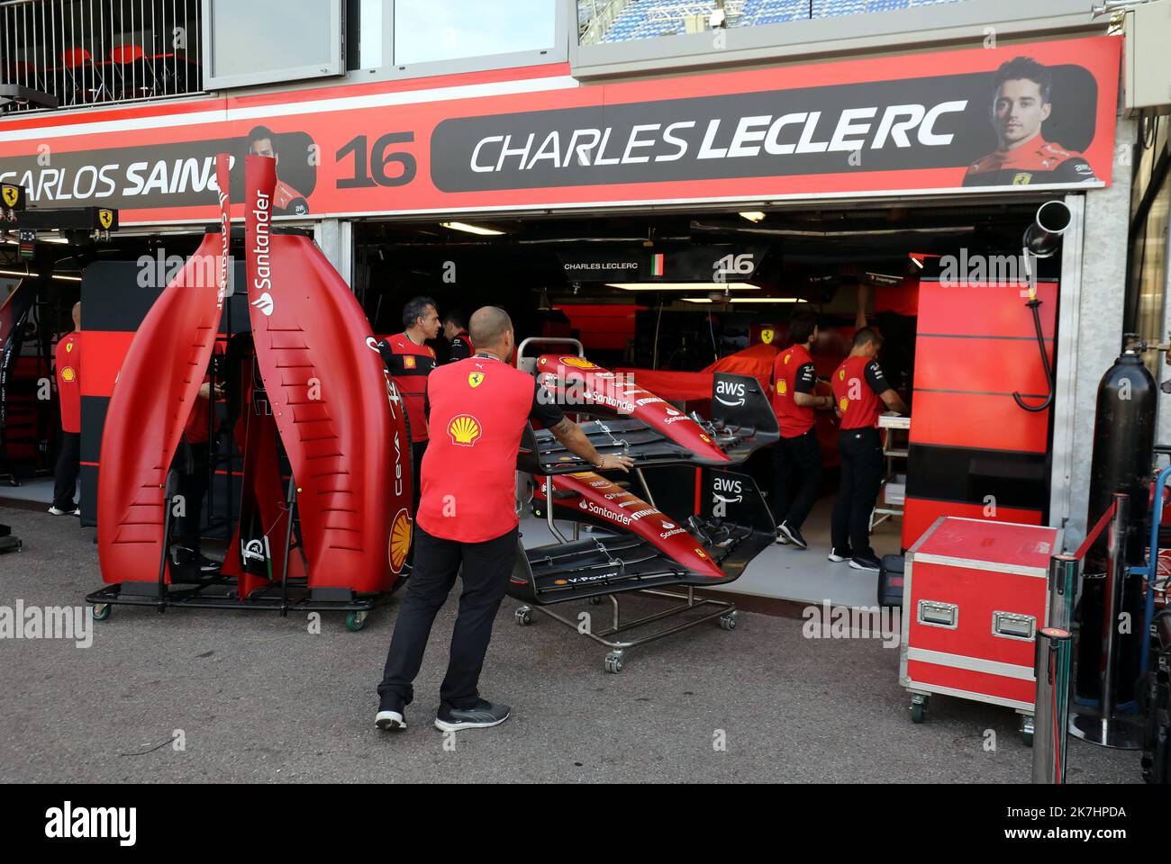 ©PHOTOPQR/NICE MATIN/Jean François Ottonello Dylan Meiffret ; Monaco ; 25/05/2022 ; Ambiances avant le 79eme Grand Prix de Monaco - Formule Regionale by Alpine - Stände Formule 1 - Devant le Stand Ferrari du monegasque Charles Leclerc Atmosphäre vor dem 79. Monaco Grand Prix Mai 25 2022 Stockfoto