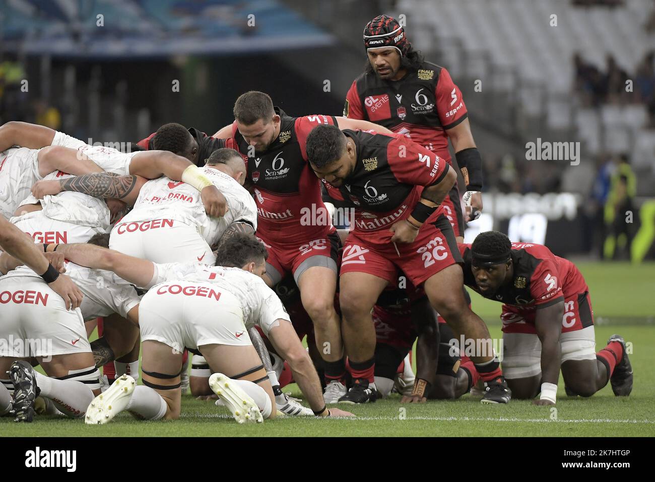 ©PHOTOPQR/LE PROGRES/Maxime JEGAT - Marseille 27/05/2022 - Rugby -Challenge Cup Finale- Lyon vs Toulon à Marseille le 27 Mai 2022 -Les avants du LOU avec Guillaume Marchand, Sébastien Taofifenua, Patrick Sobela et Jordan Taufua (LOU) au cours du match entre le LOU Rugby (en Rouge / Lyon) Et le RC Toulon (en Blanc / Toulon) au Stade Vélodrome à Marseille et comptant pour la finale de l'EPCR Challenge Cup, la petite Coupe d'Europe de Rugby. Stockfoto