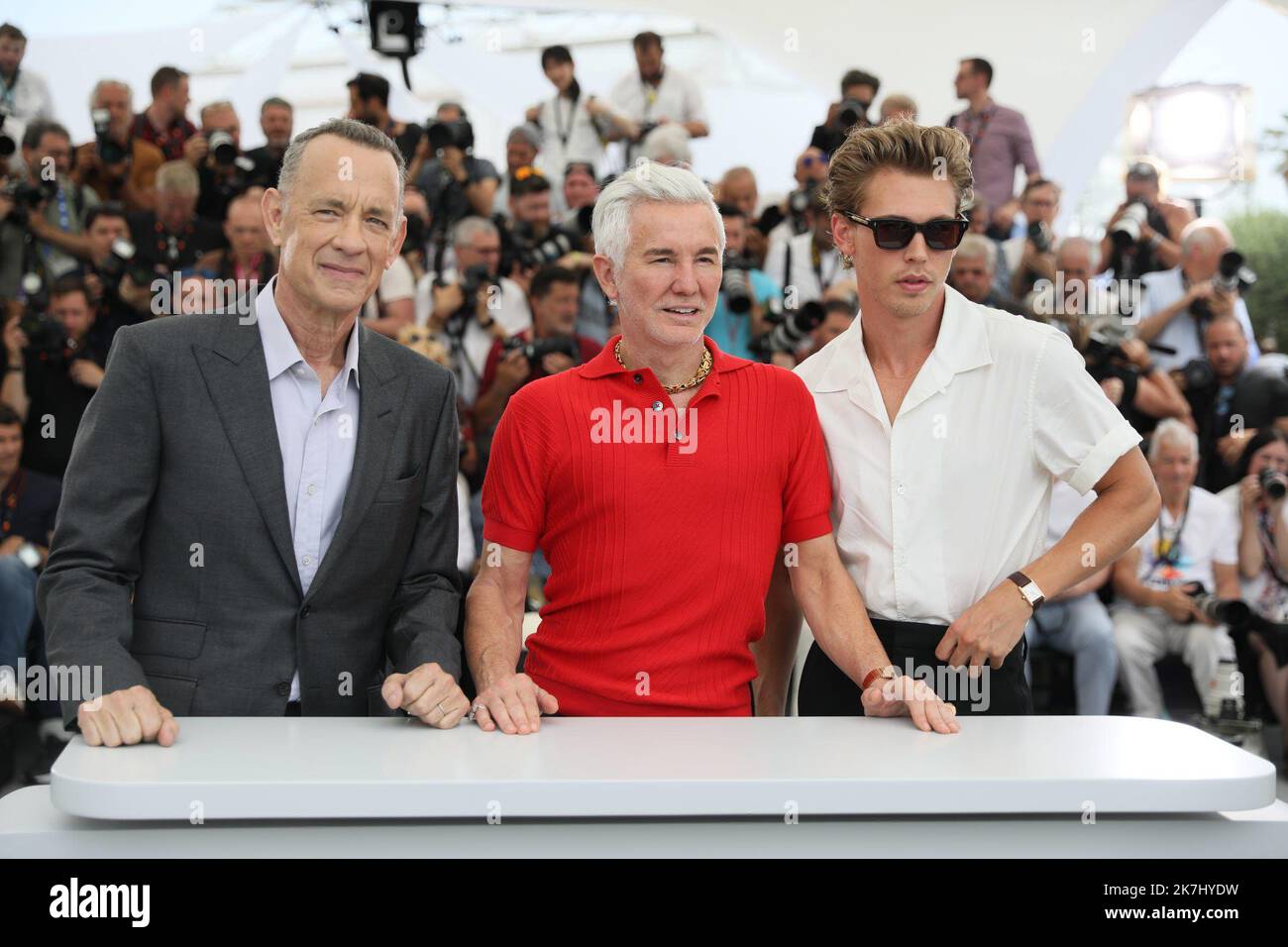 ©PHOTOPQR/NICE MATIN/Patrice Lapoirie ; Cannes ; 26/05/2022 ; (aus L) US-Schauspieler Tom Hanks, australischer Filmregisseur Baz Luhrmann und US-Schauspieler Austin Butler besuchen eine Fotoserie für den Film 'Elvis' während der 75. Ausgabe des Cannes Film Festival in Cannes, Südfrankreich, am 26. Mai 2022. - Internationales Filmfestival von Cannes am 26. 2022. Mai Stockfoto